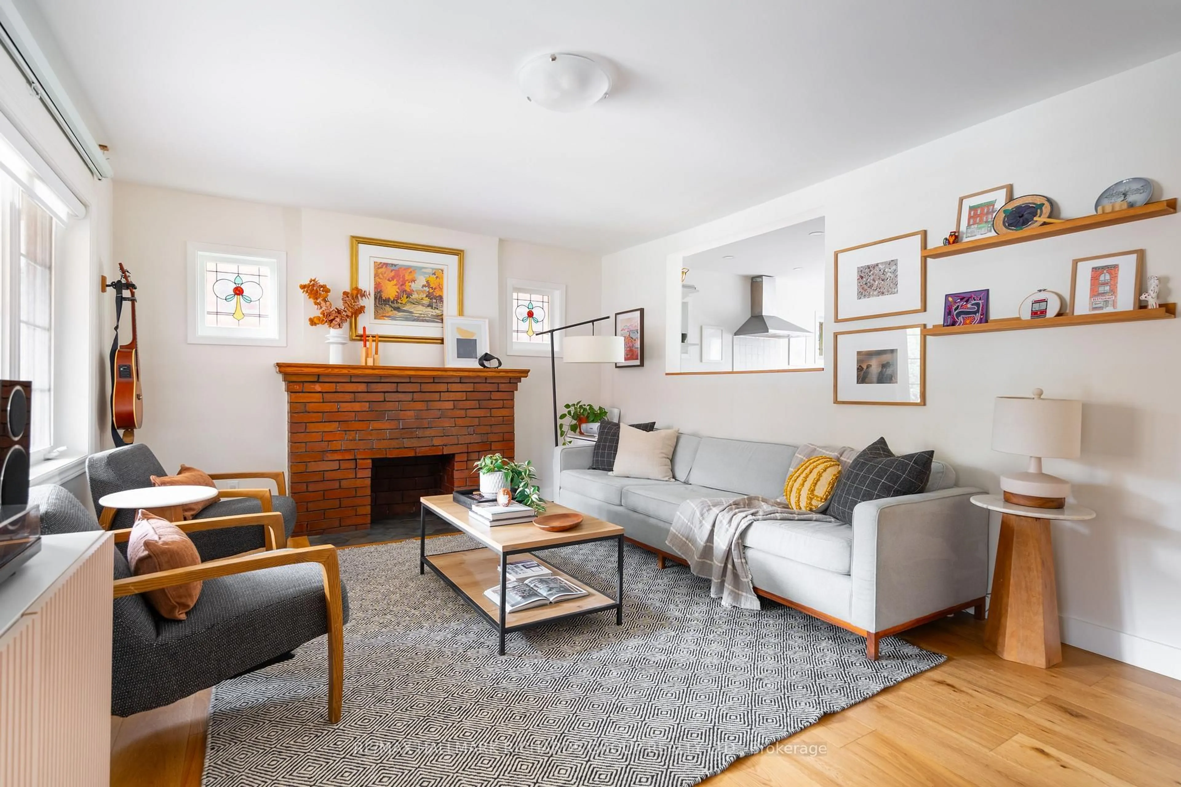 Living room with furniture, wood/laminate floor for 84 Fairview Ave, Toronto Ontario M6P 3A4