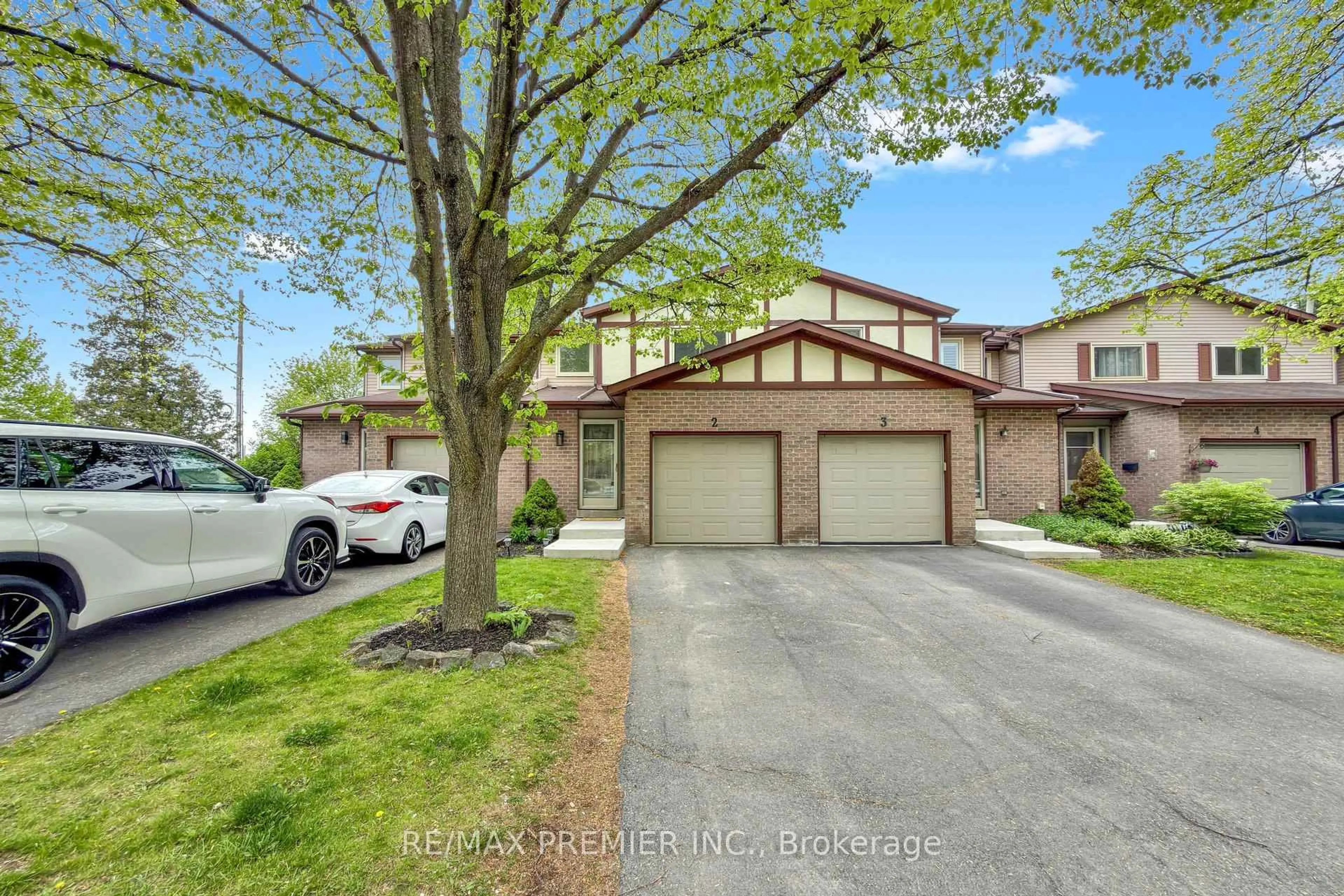 A pic from outside/outdoor area/front of a property/back of a property/a pic from drone, street for 1232 Guelph Line #2, Burlington Ontario L7P 2S9