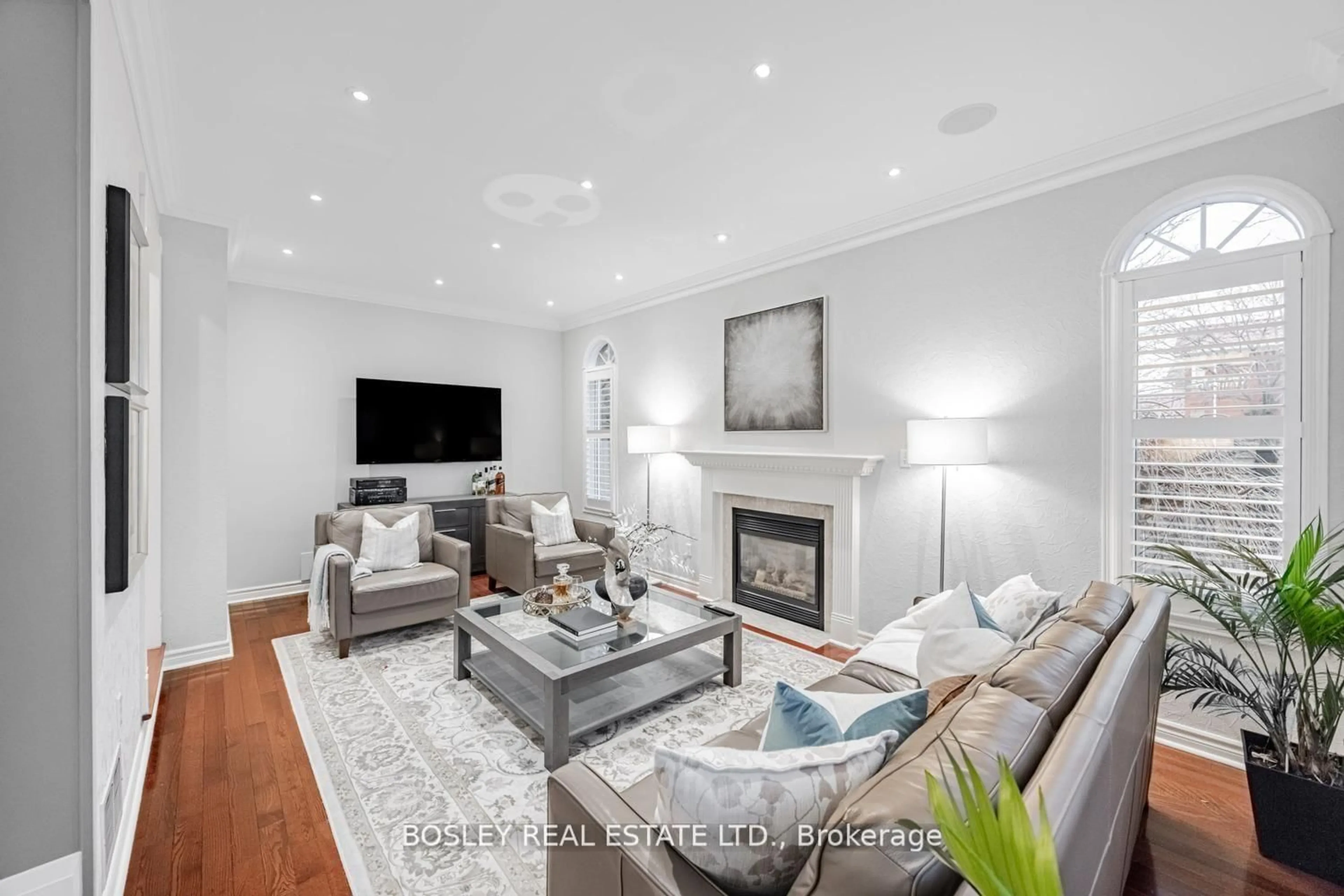 Living room with furniture, wood/laminate floor for 6358 Lisgar Dr, Mississauga Ontario L5N 7W1