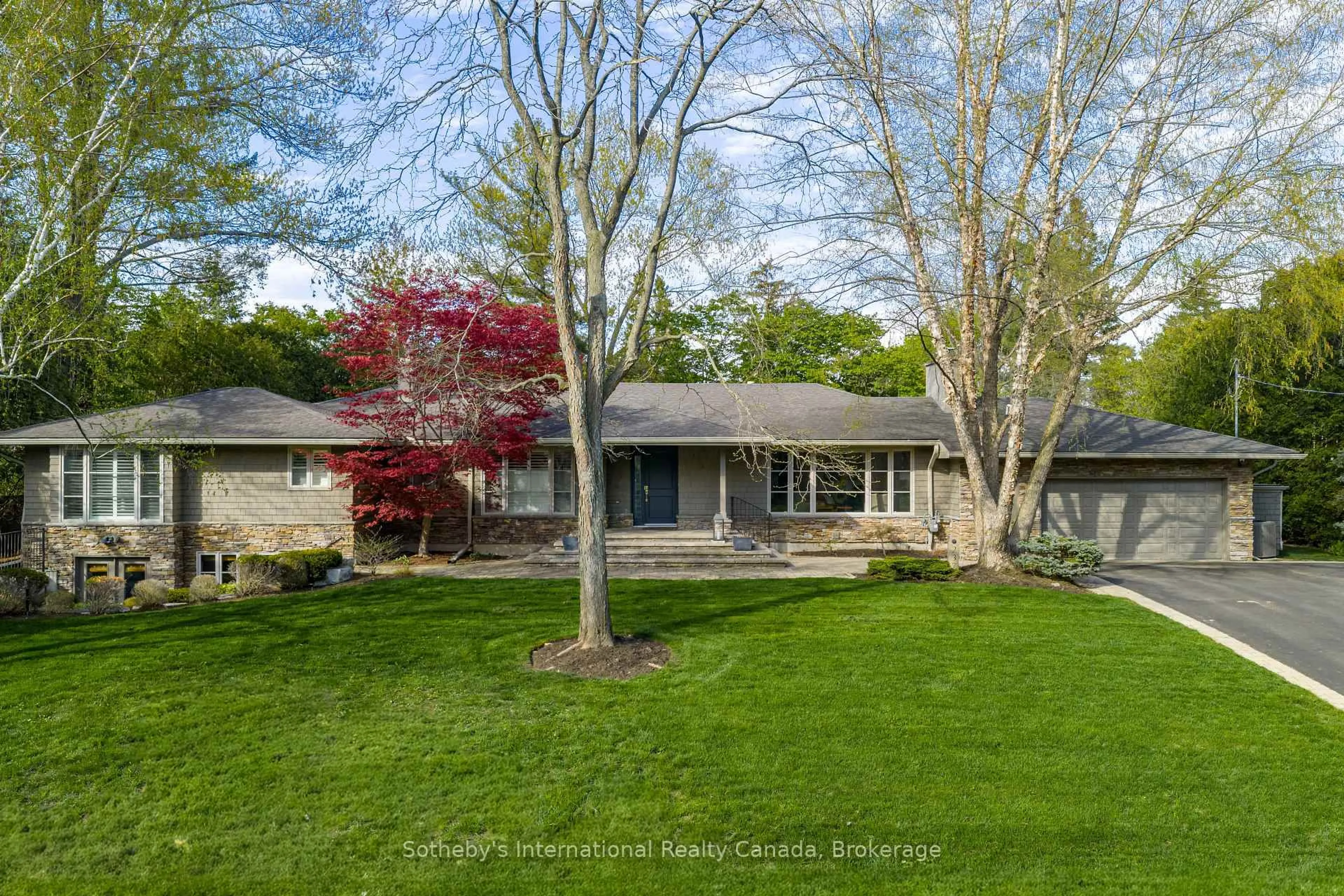 A pic from outside/outdoor area/front of a property/back of a property/a pic from drone, street for 237 Burgundy Dr, Oakville Ontario L6J 4G2