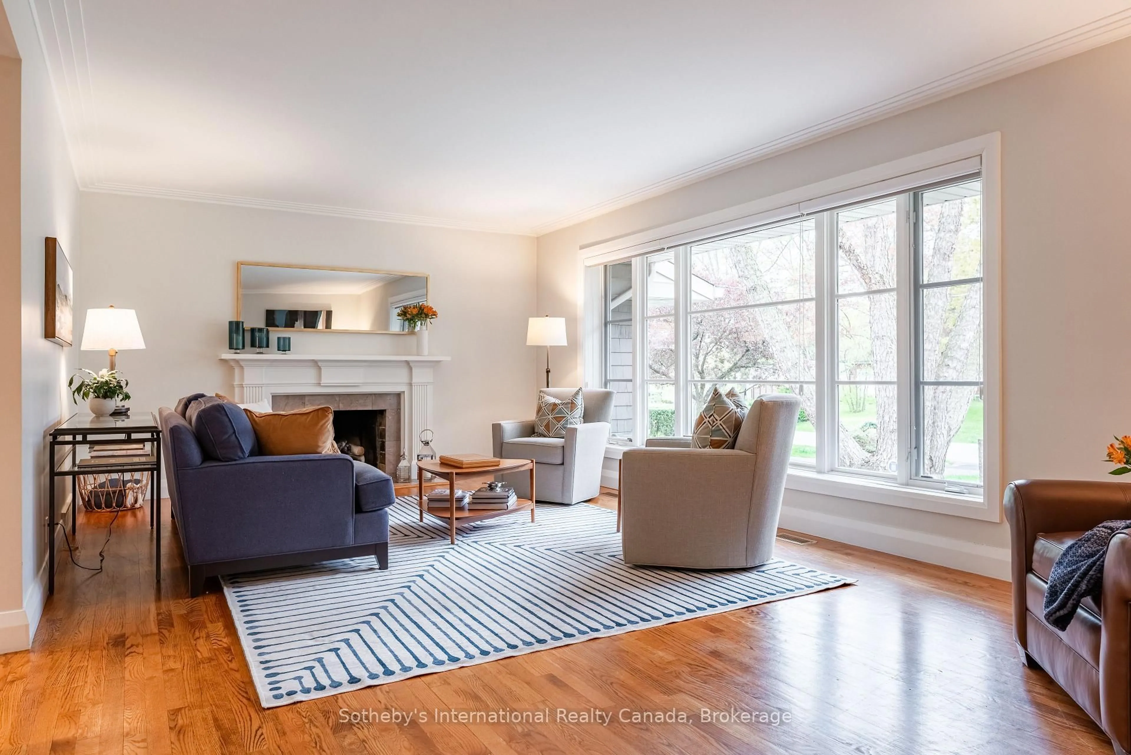 Living room with furniture, unknown for 237 Burgundy Dr, Oakville Ontario L6J 4G2