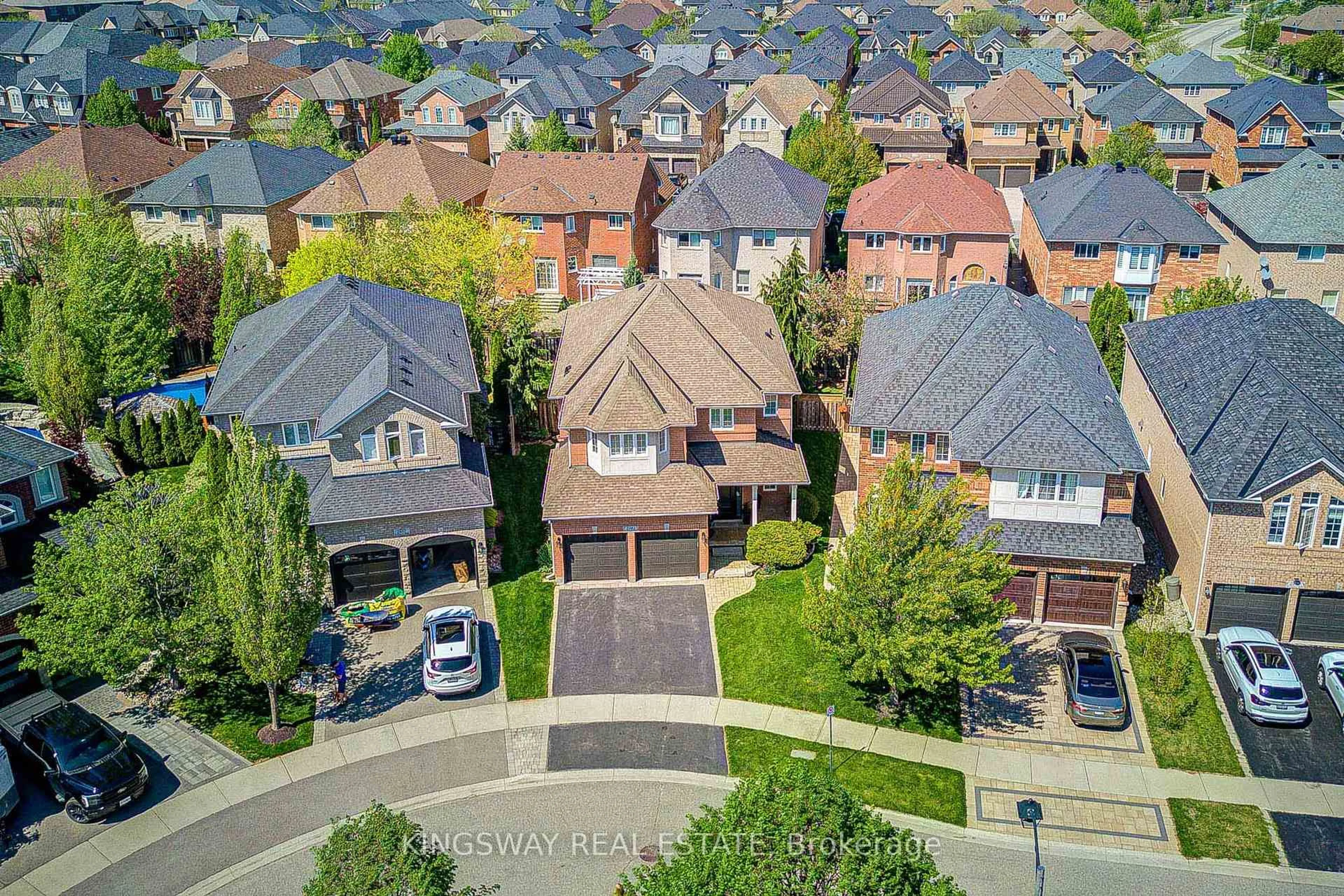 A pic from outside/outdoor area/front of a property/back of a property/a pic from drone, street for 2083 Willhaven Tr, Oakville Ontario L6M 5G3