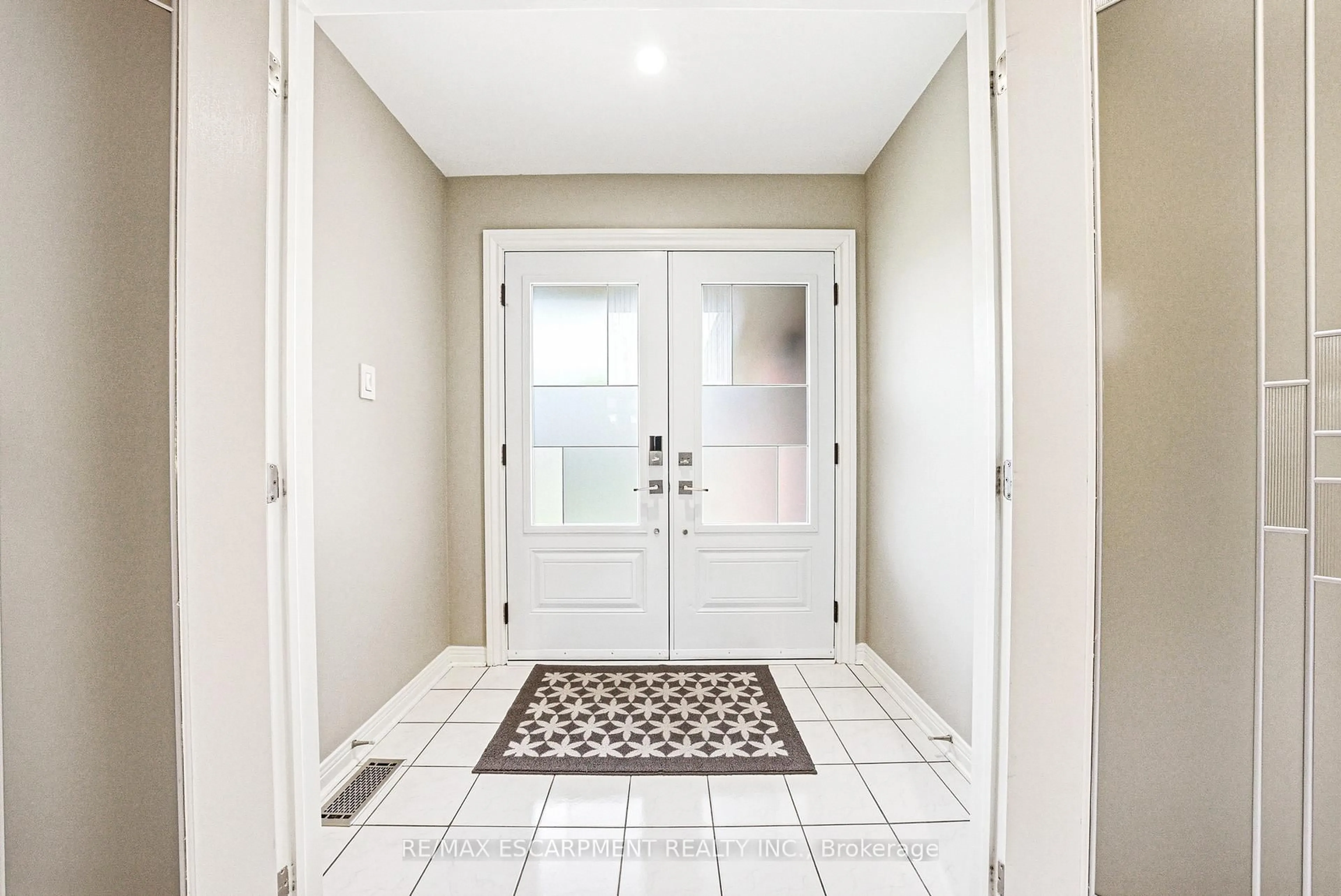 Indoor entryway for 2162 Country Club Dr, Burlington Ontario L7M 4B1