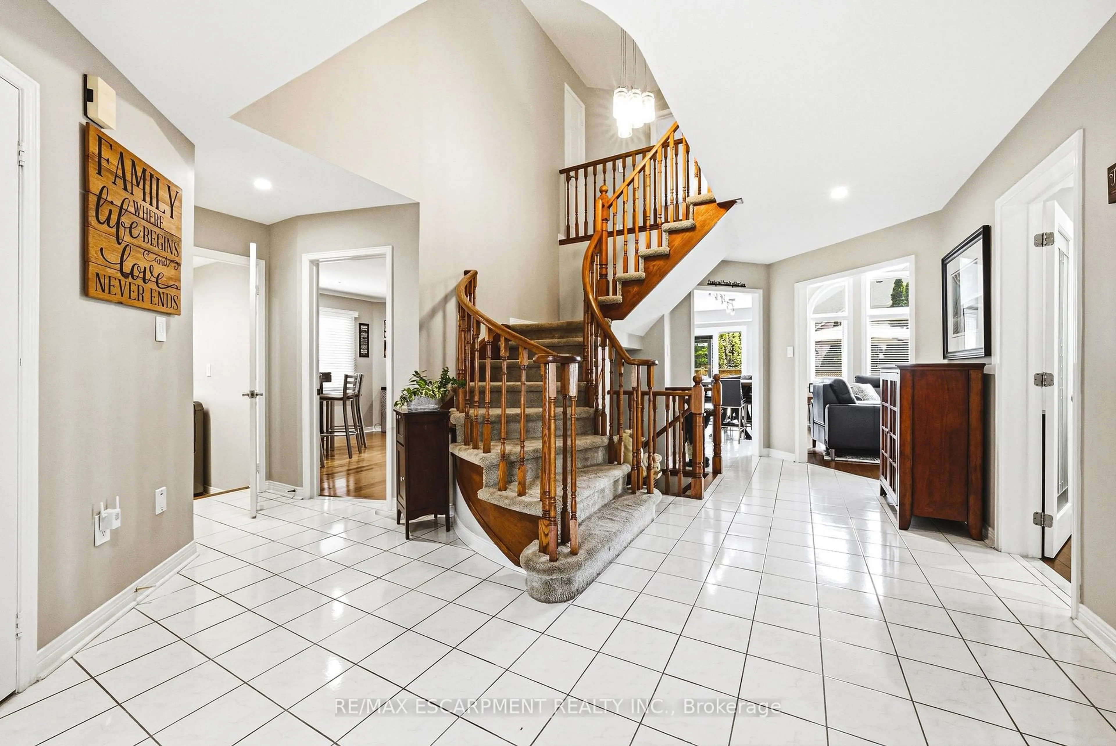 Indoor foyer for 2162 Country Club Dr, Burlington Ontario L7M 4B1