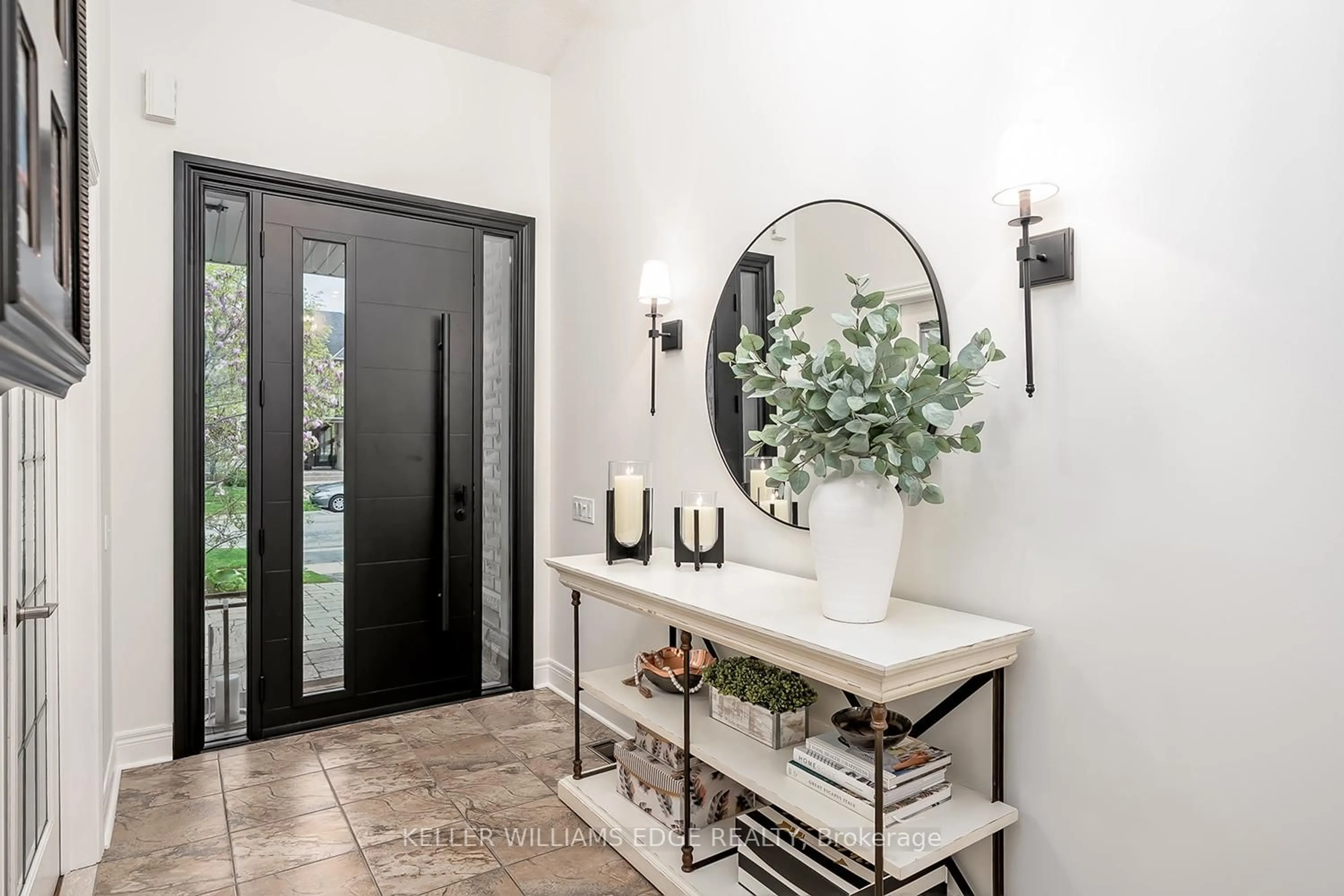 Indoor entryway for 4285 Couples Cres, Burlington Ontario L7M 4Y8