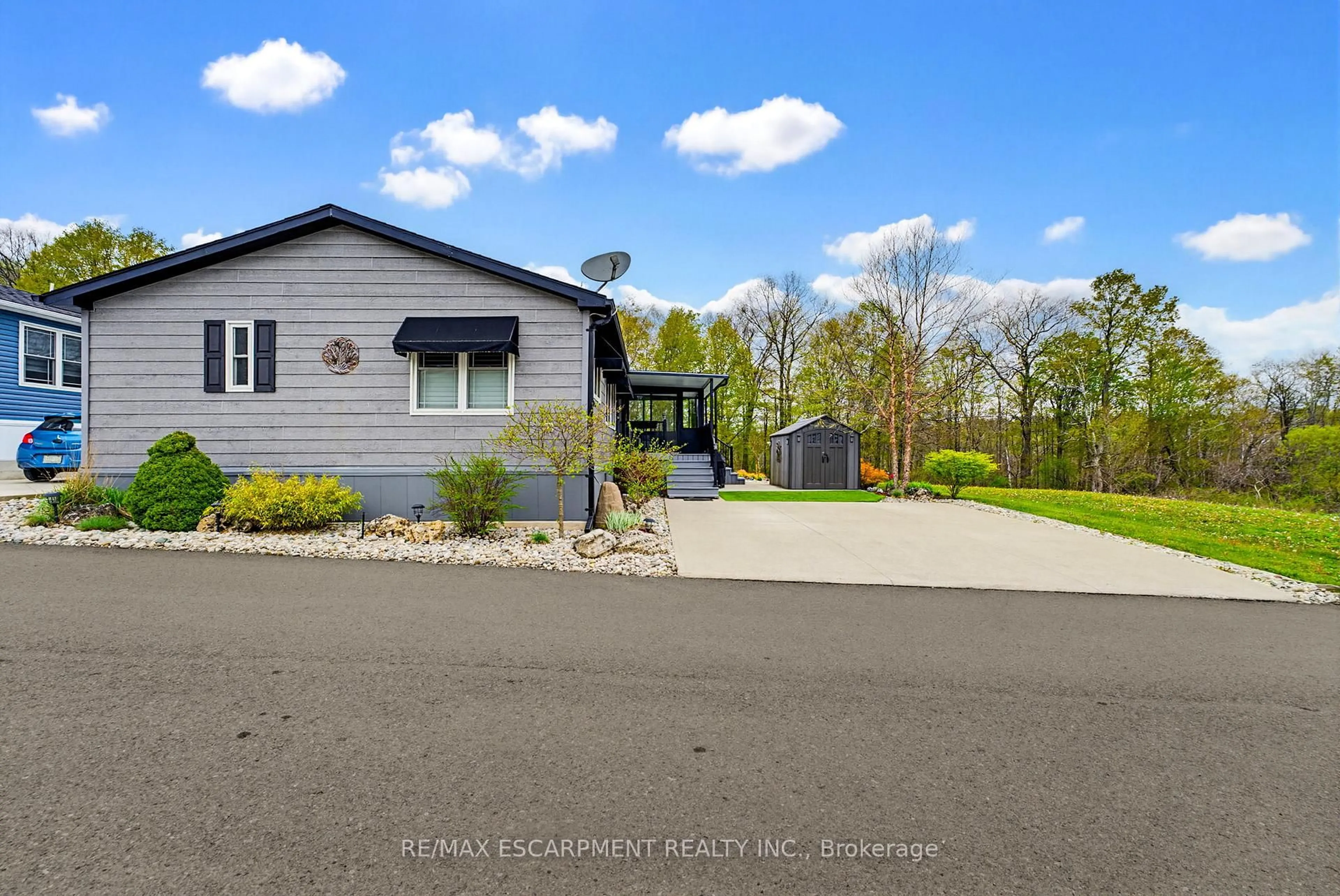 A pic from outside/outdoor area/front of a property/back of a property/a pic from drone, unknown for 4449 Milburough Line #2 Cedar Street, Burlington Ontario L7P 0C5