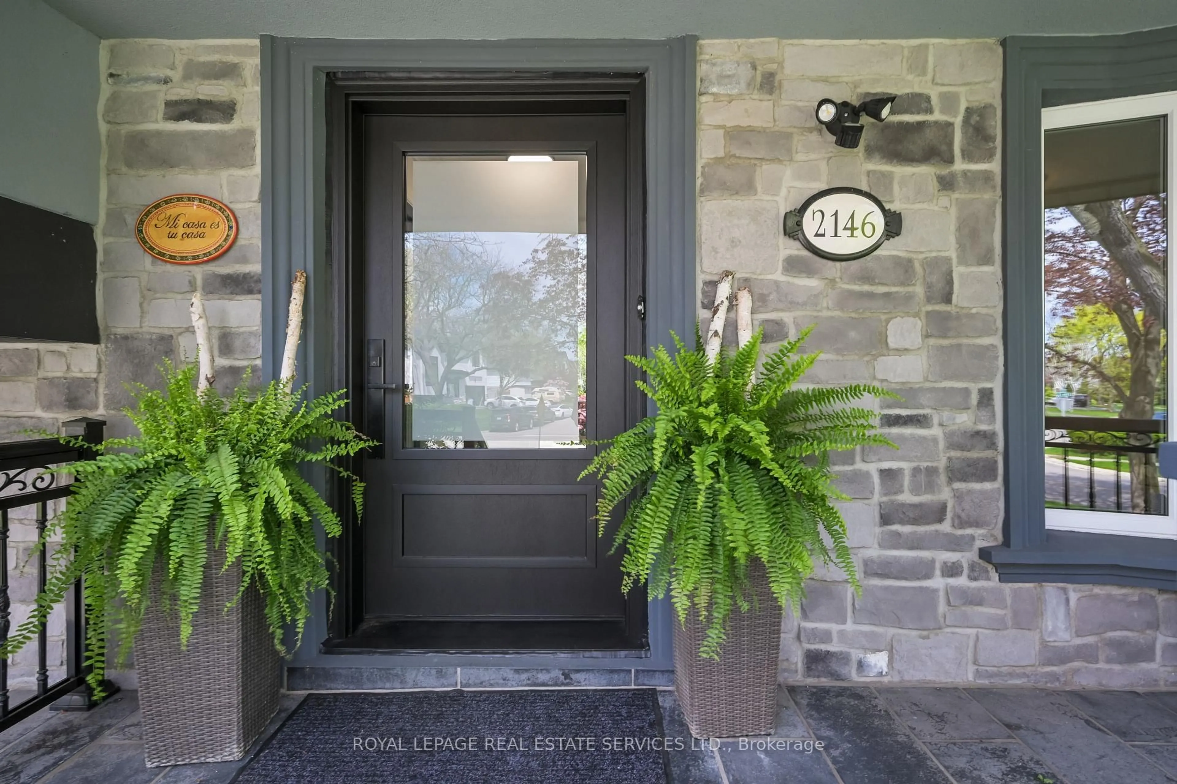Indoor entryway for 2146 Hixon St, Oakville Ontario L6L 1T4