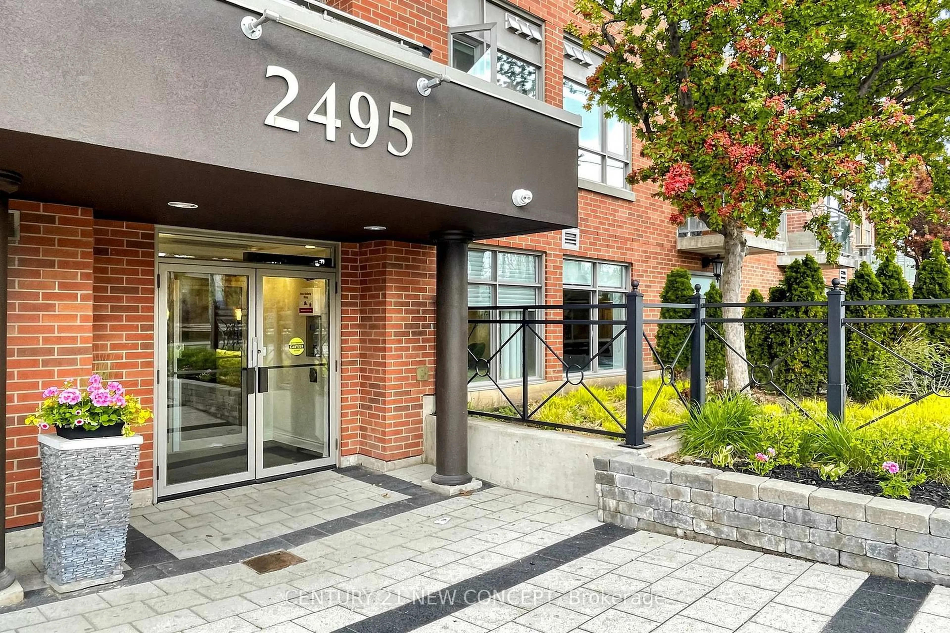 Indoor foyer for 2495 Dundas St #614, Toronto Ontario M6P 1X4