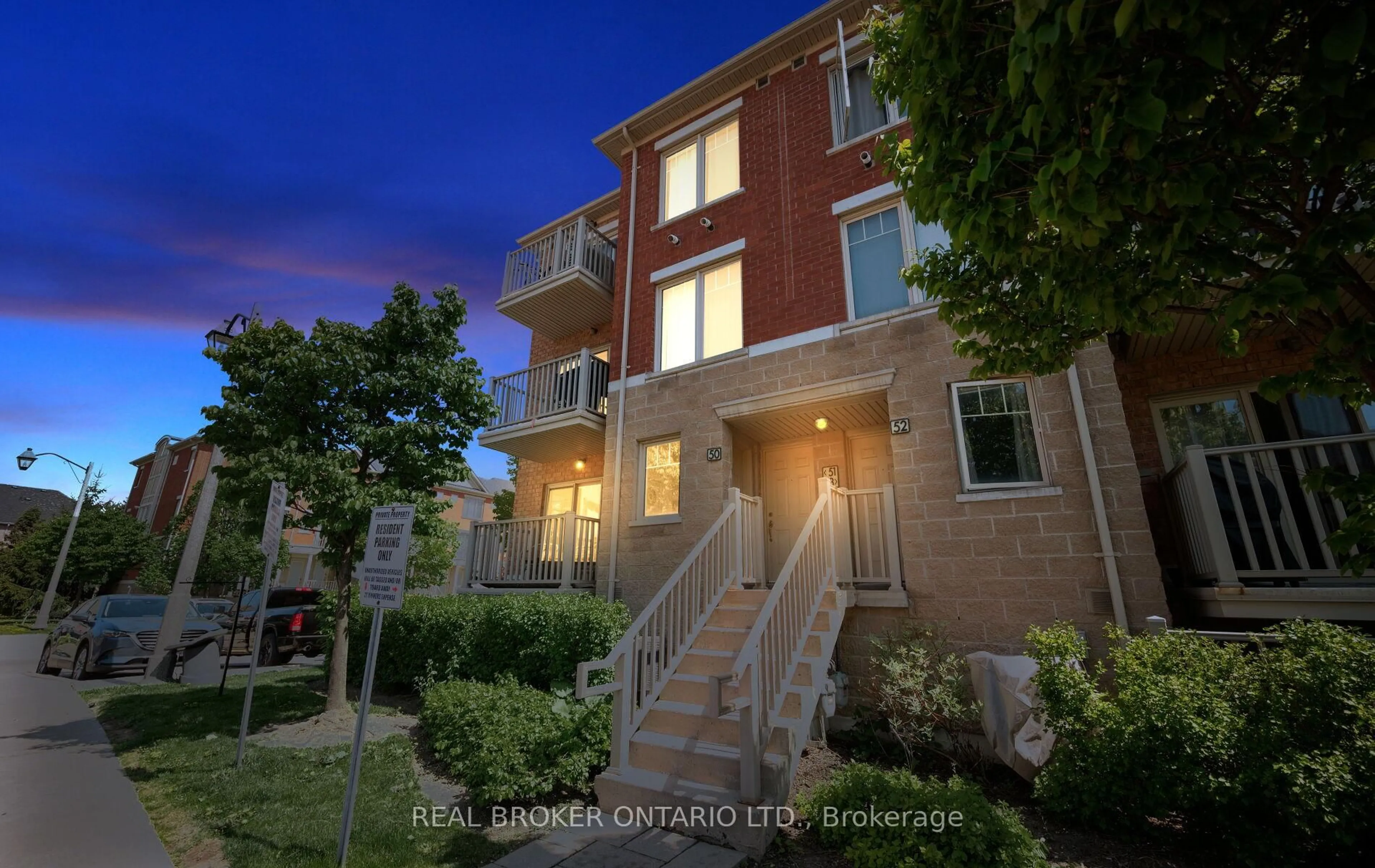 A pic from outside/outdoor area/front of a property/back of a property/a pic from drone, street for 5050 Intrepid Dr #50, Mississauga Ontario L5M 0E5
