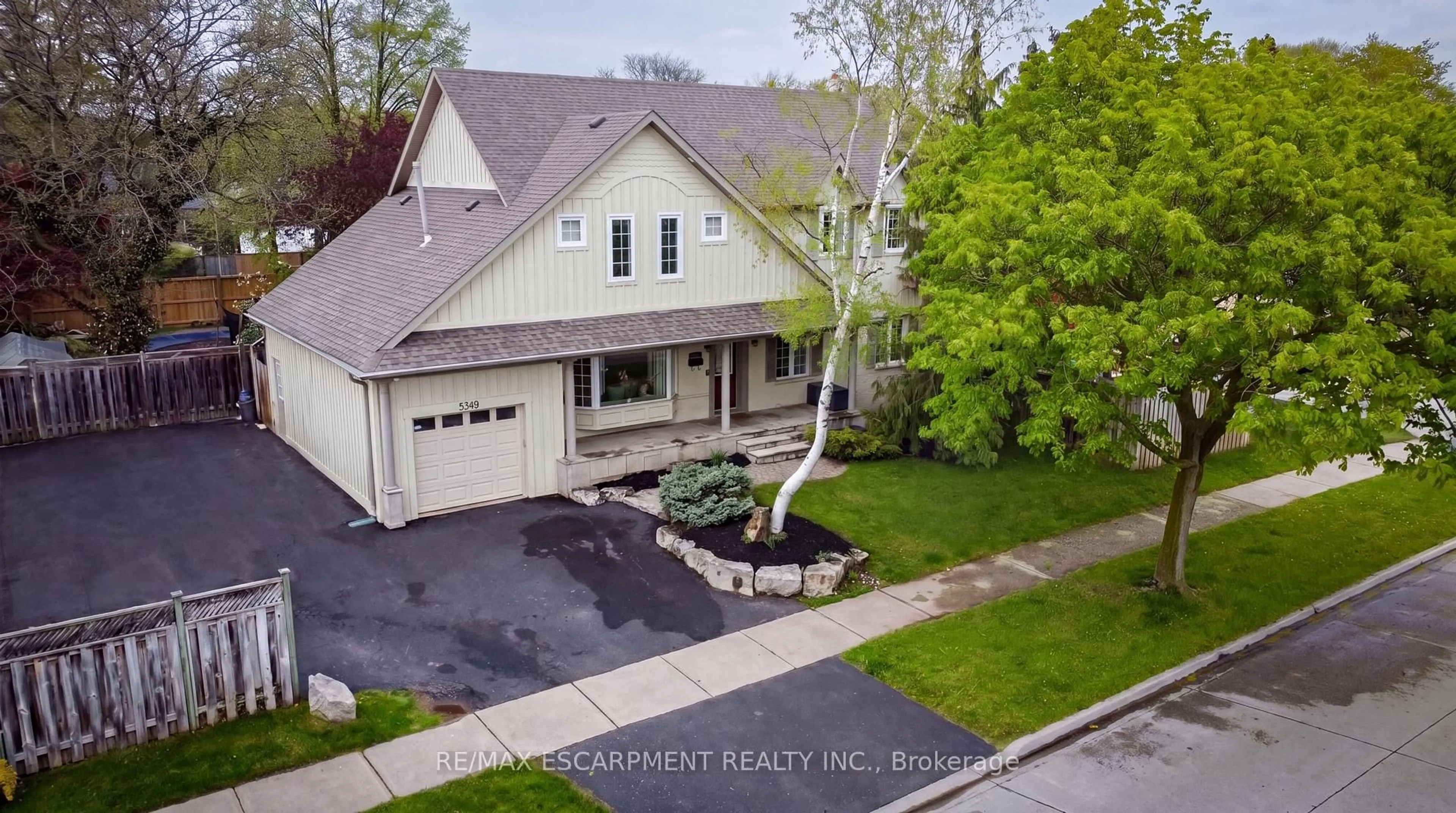 A pic from outside/outdoor area/front of a property/back of a property/a pic from drone, street for 5349 Bromley Rd, Burlington Ontario L7L 3G5