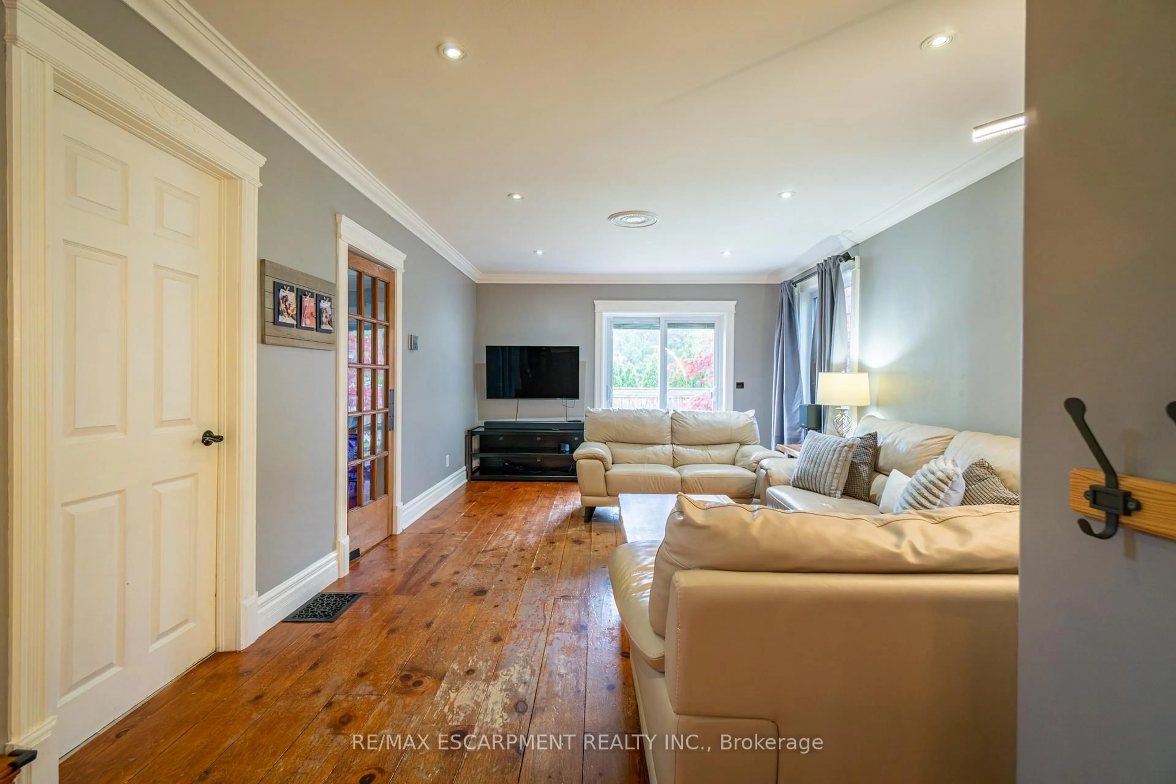 Living room with furniture, wood/laminate floor for 5349 Bromley Rd, Burlington Ontario L7L 3G5