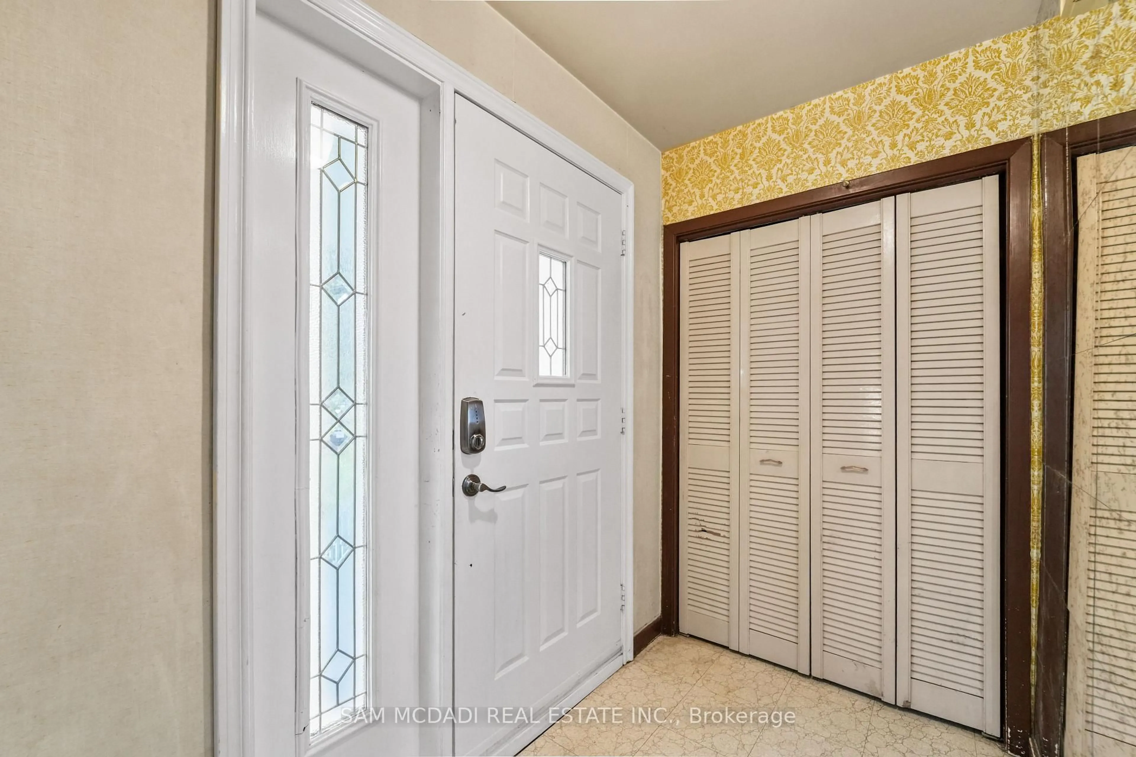 Indoor entryway for 2155 Davebrook Rd, Mississauga Ontario L5J 3M4