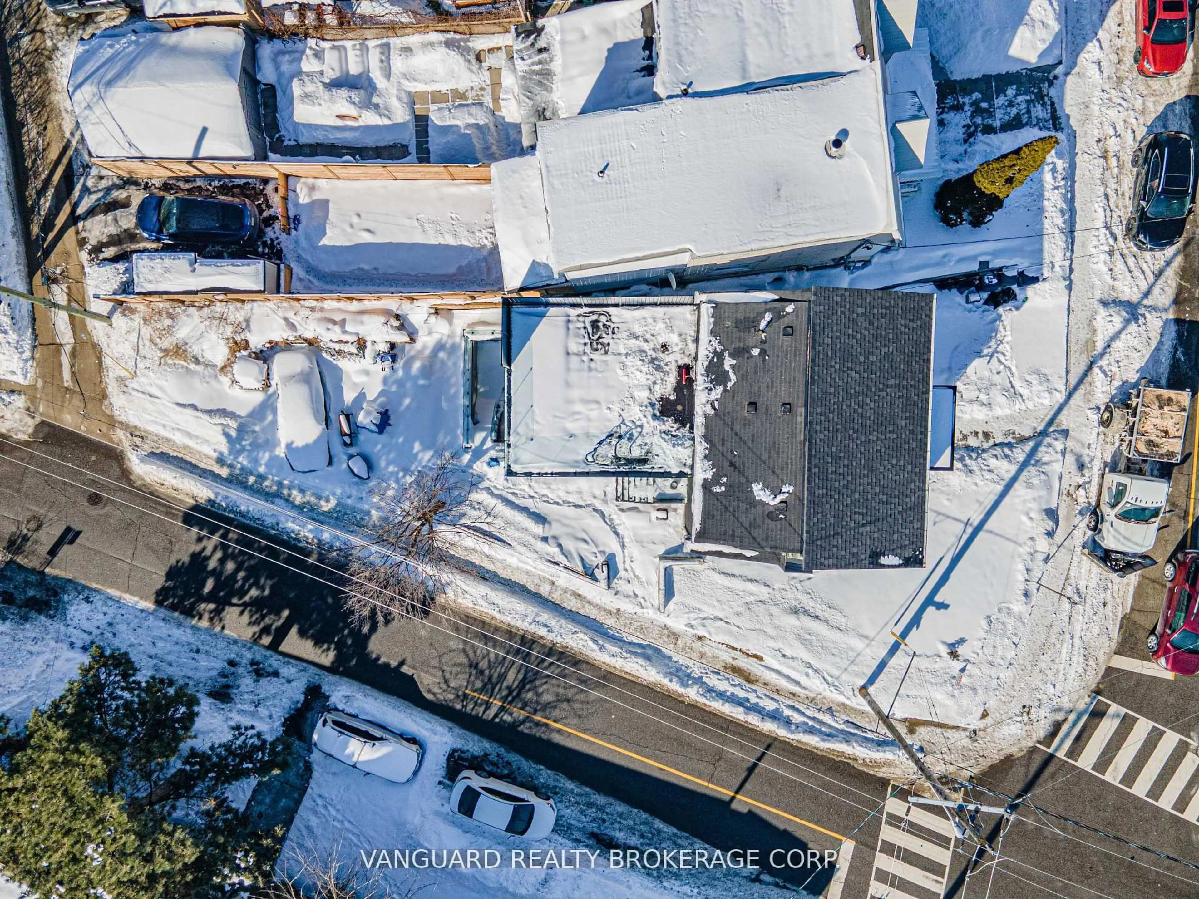 A pic from outside/outdoor area/front of a property/back of a property/a pic from drone, building for 410 Maybank Ave, Toronto Ontario M6N 3S8