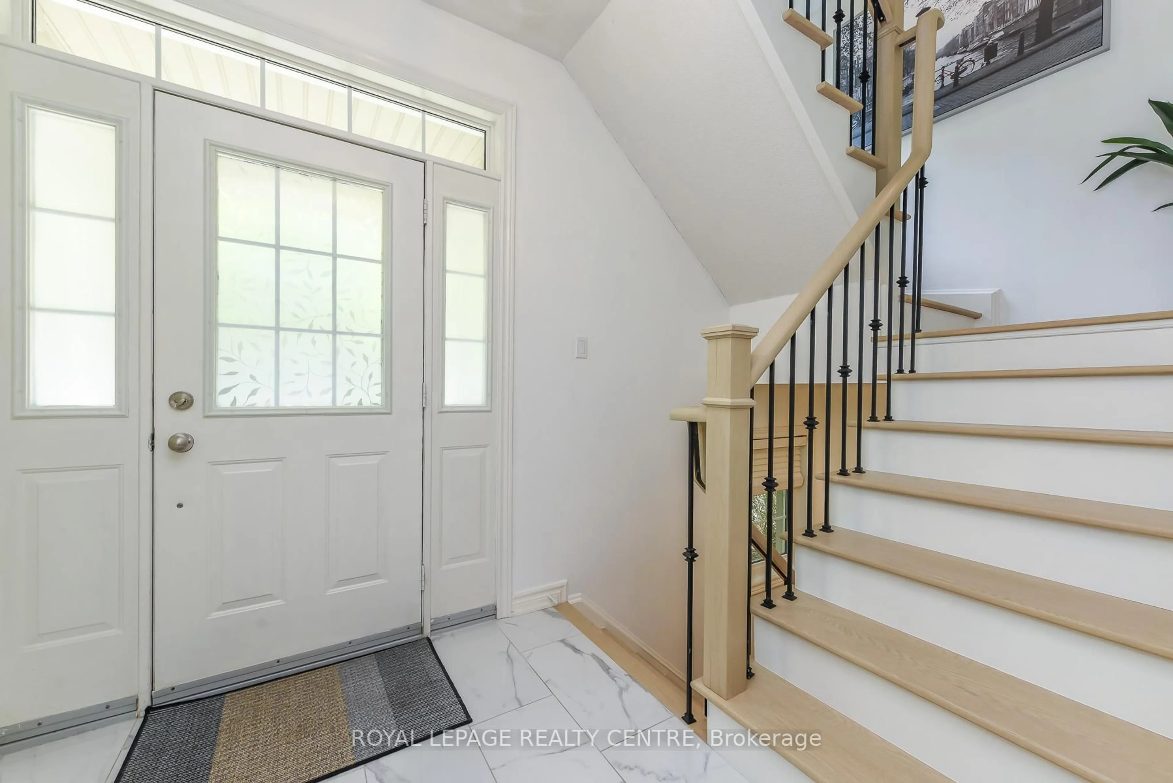 Indoor entryway for 60 Rosewood Ave #210, Mississauga Ontario L5G 4W2