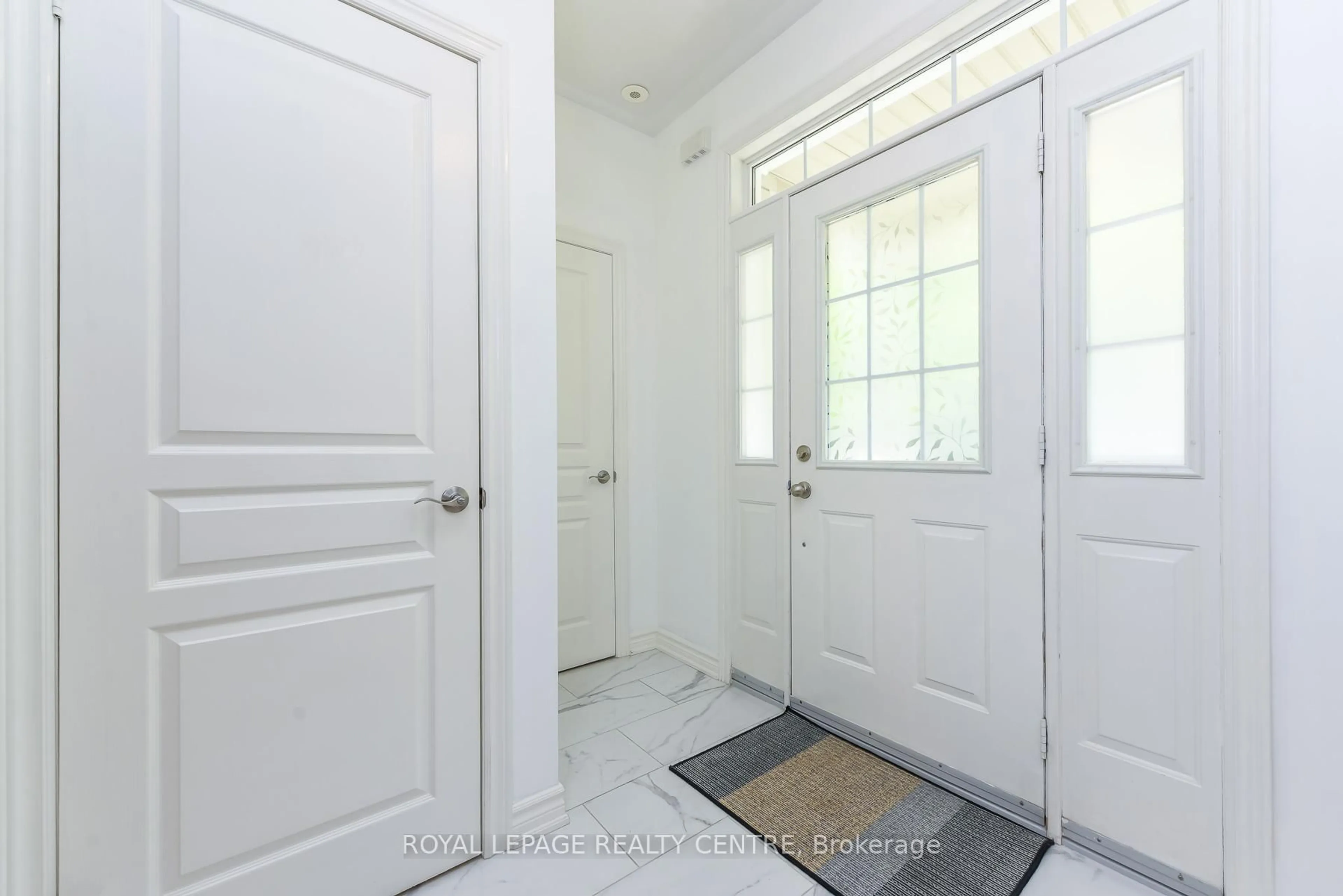Indoor entryway for 60 Rosewood Ave #210, Mississauga Ontario L5G 4W2