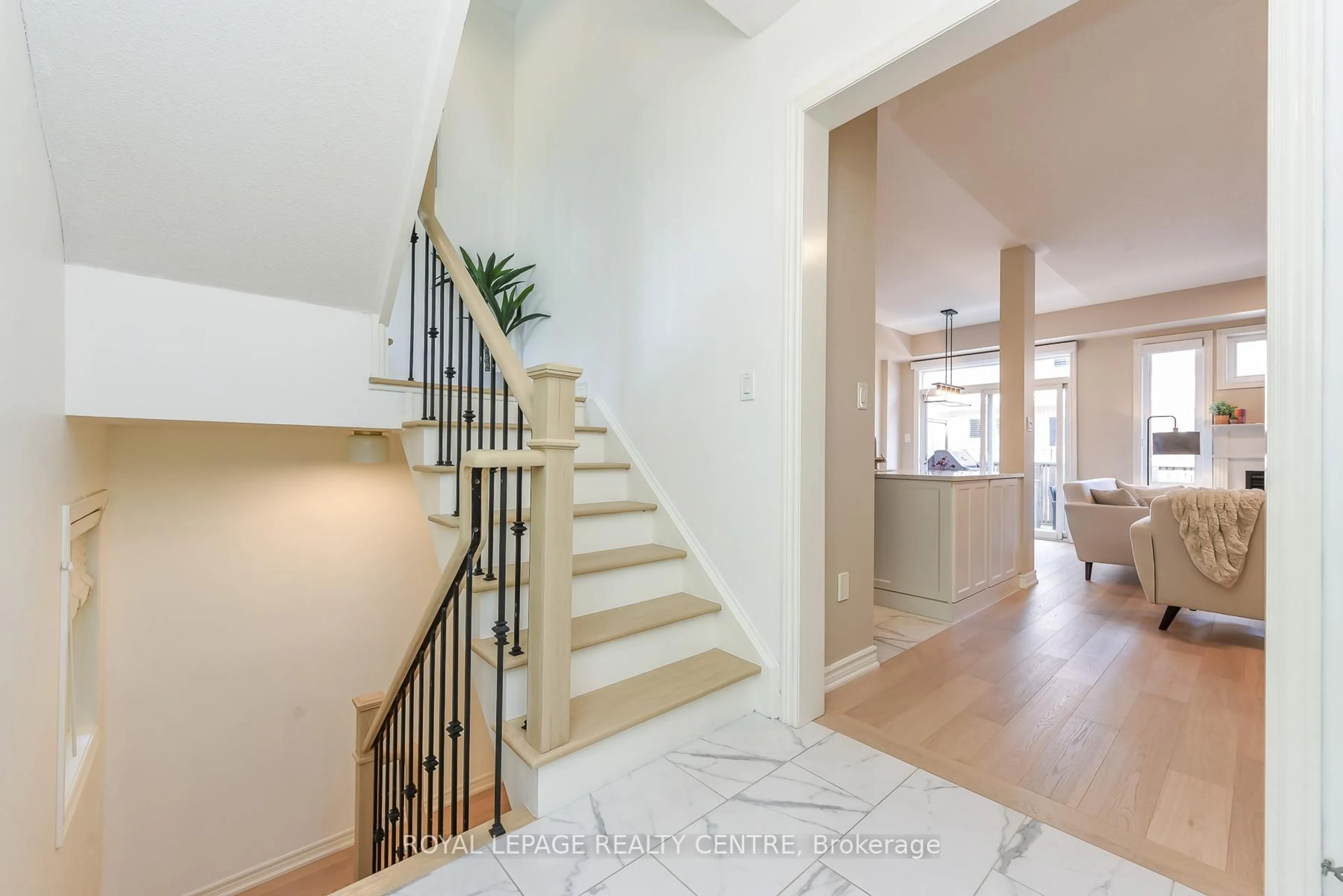 Stairs for 60 Rosewood Ave #210, Mississauga Ontario L5G 4W2