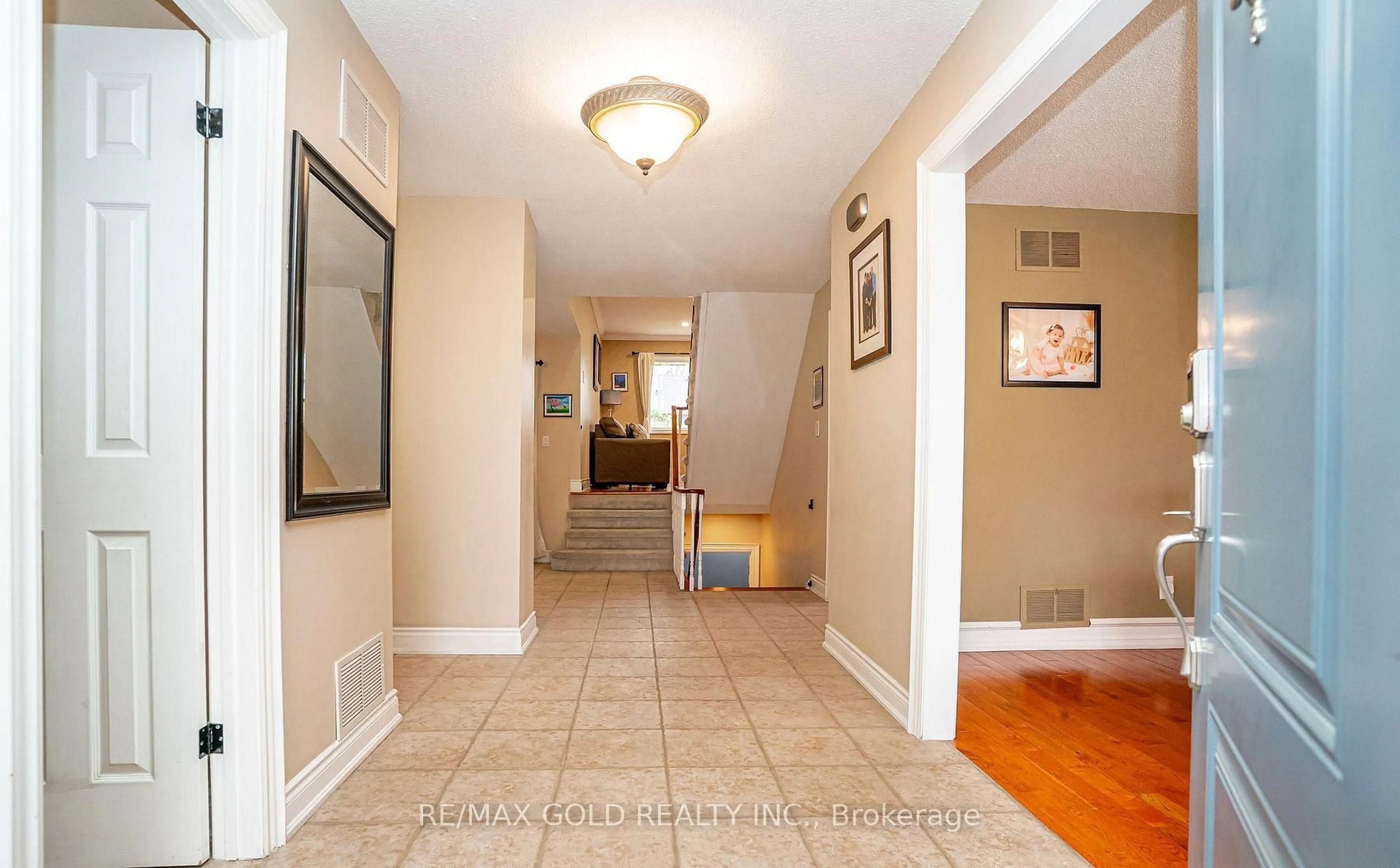 Indoor foyer for 8 Oldham Cres, Brampton Ontario L6Z 1W3
