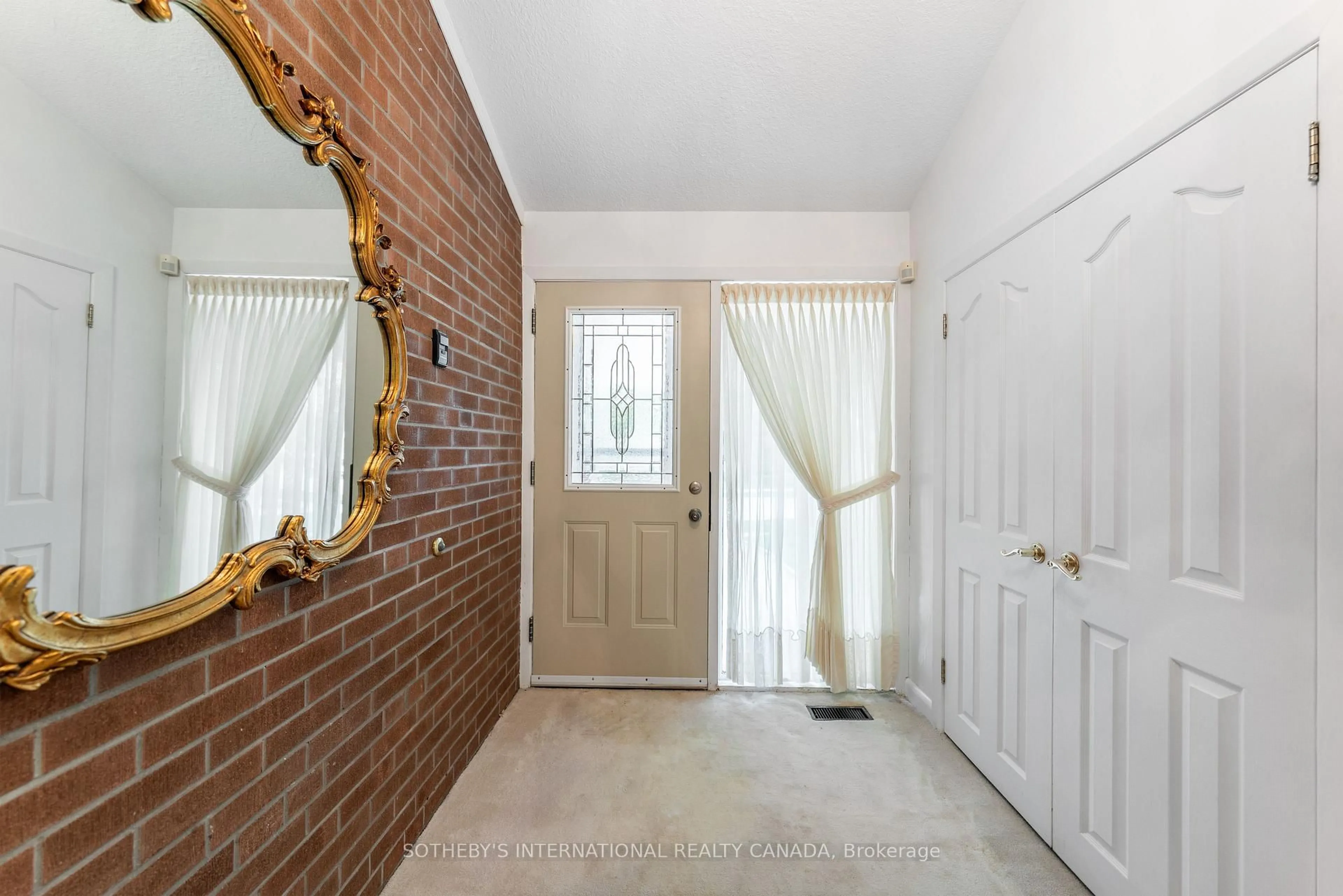 Indoor entryway for 15 Saxony Cres, Toronto Ontario M9P 1S2