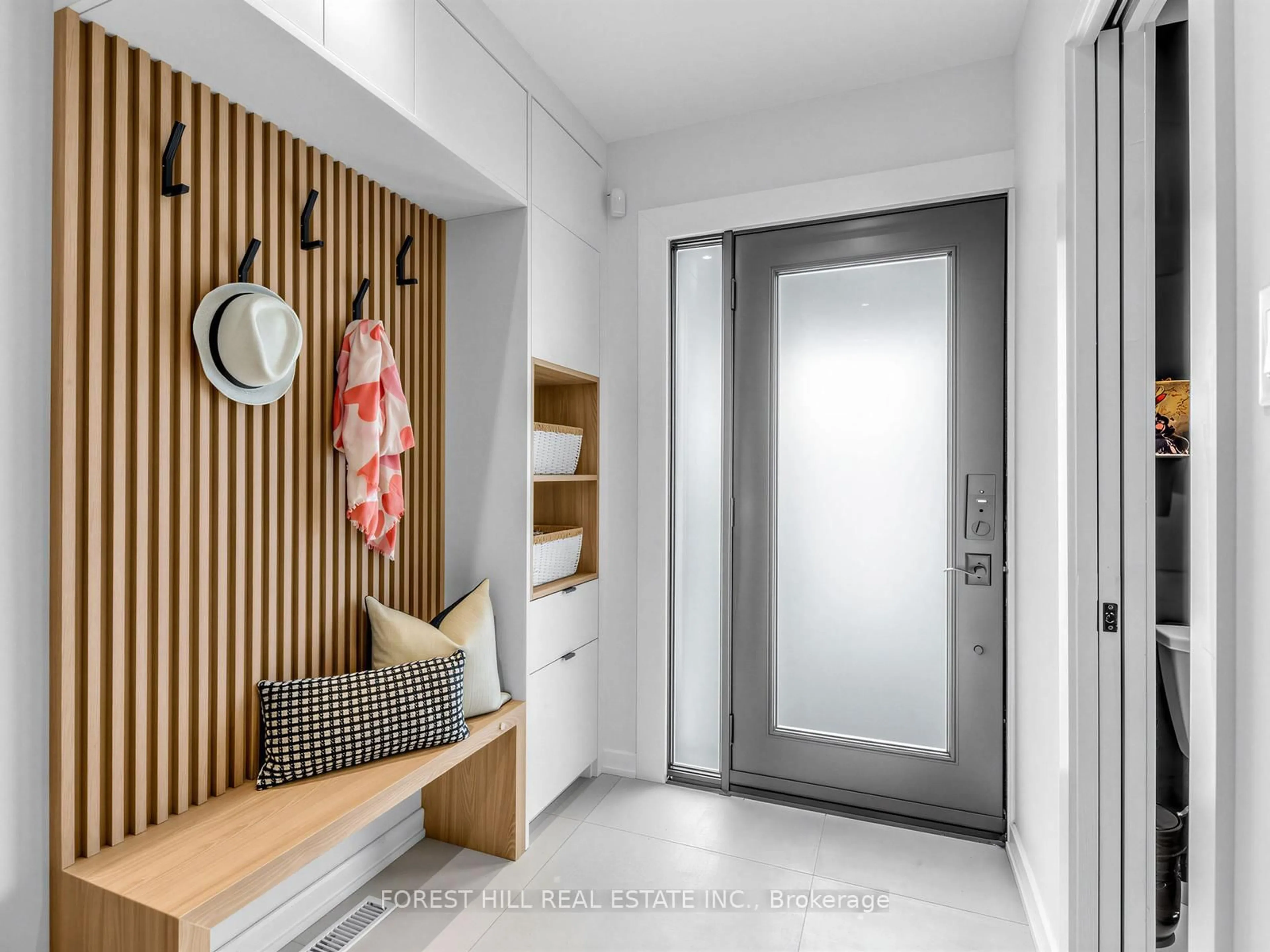 Indoor entryway for 39 Belgravia Ave, Toronto Ontario M6E 2M4