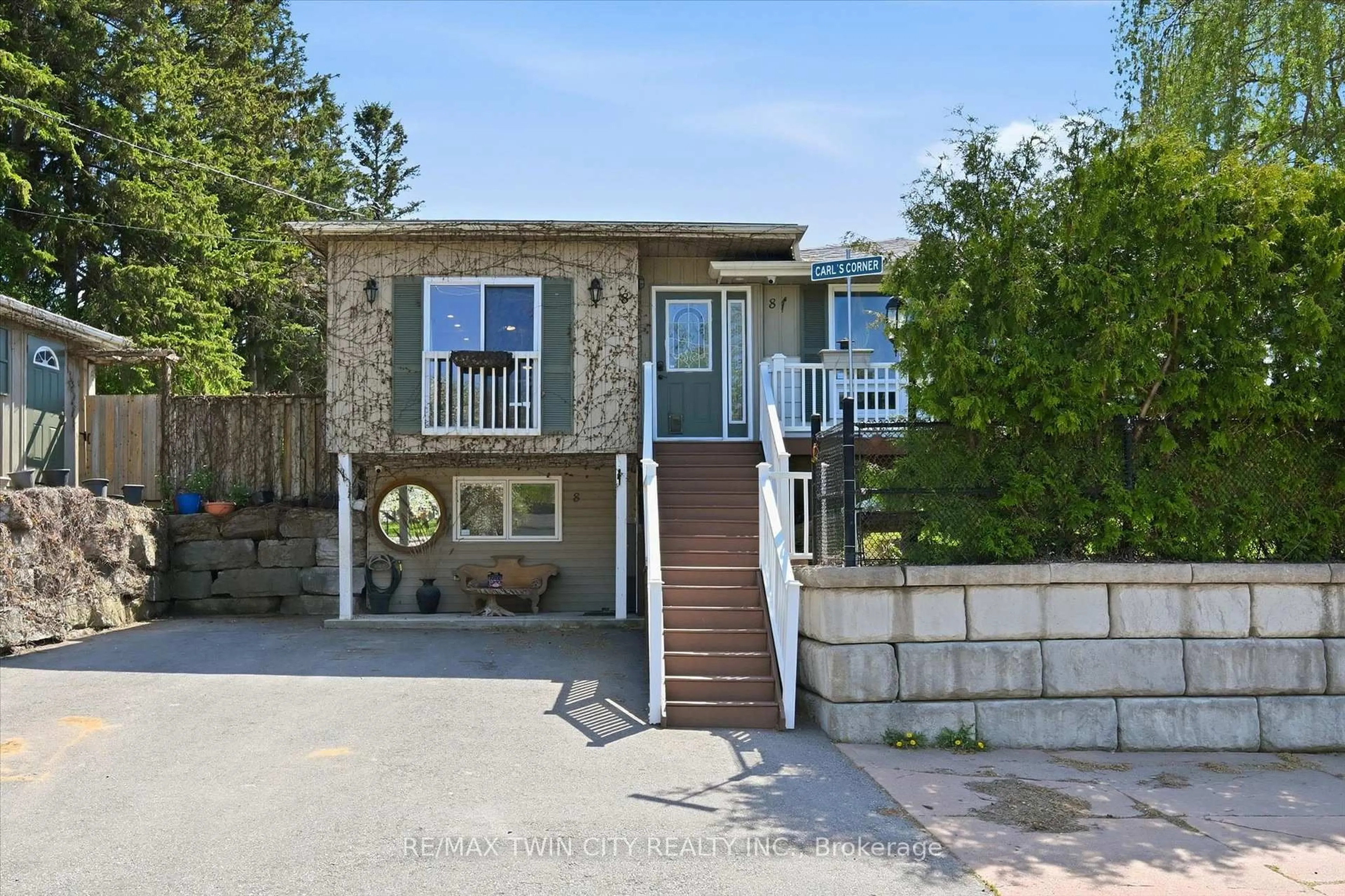 A pic from outside/outdoor area/front of a property/back of a property/a pic from drone, street for 8 Delrex Blvd, Halton Hills Ontario L7G 3X6