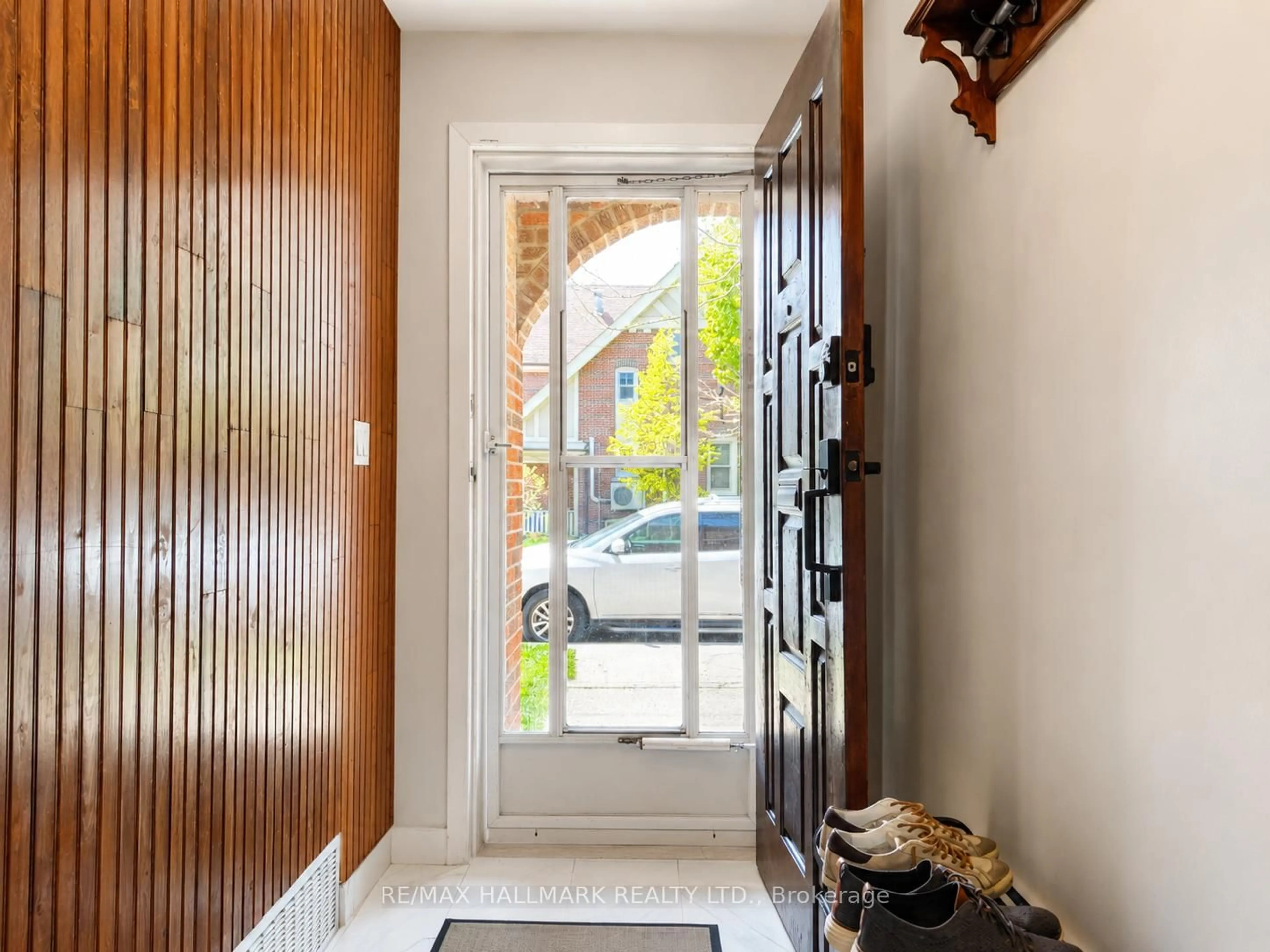 Indoor entryway for 100 Ascot Ave, Toronto Ontario M6E 1E9