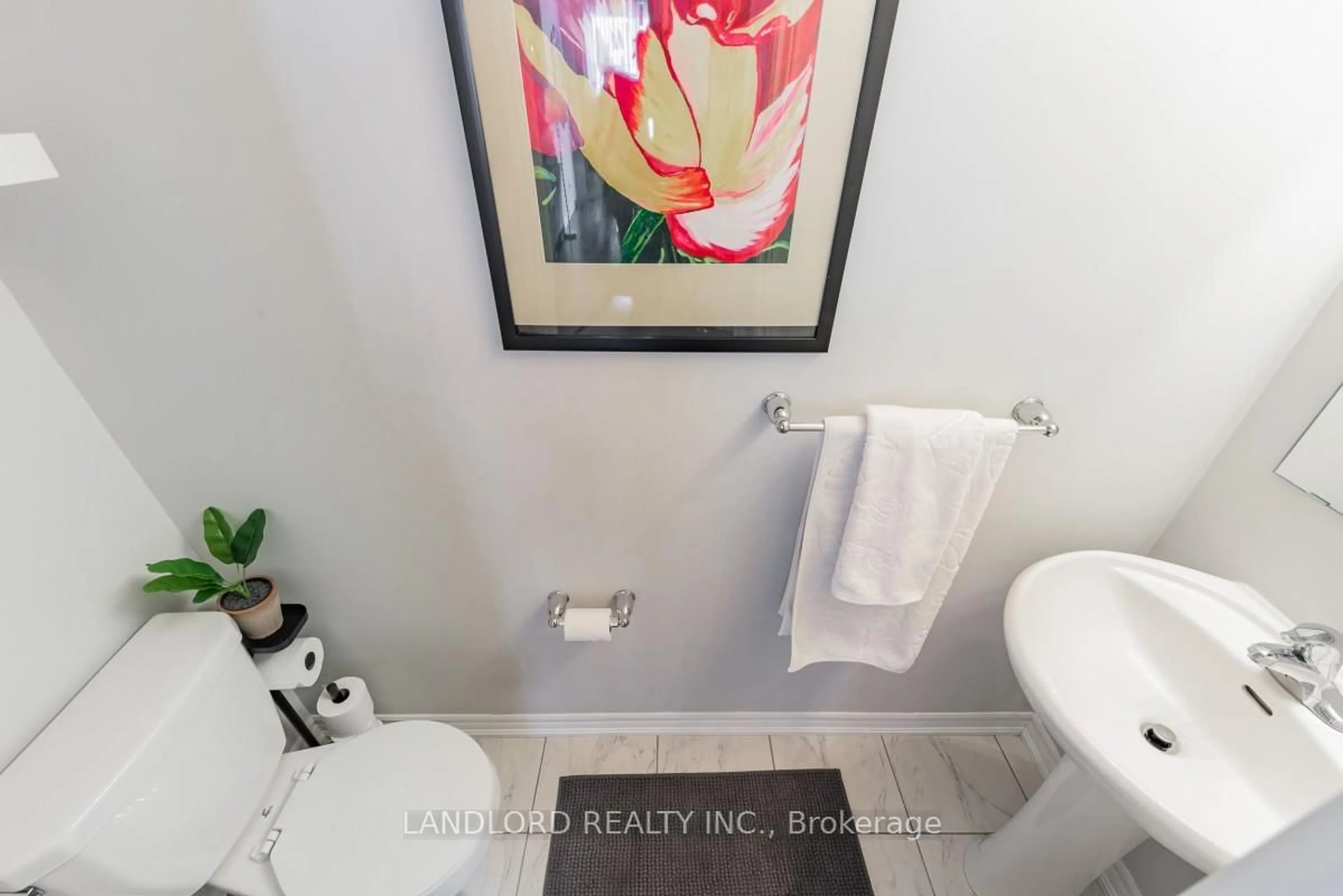 Standard bathroom, ceramic/tile floor for 165 Hampshire Way #50, Milton Ontario L9T 8M7
