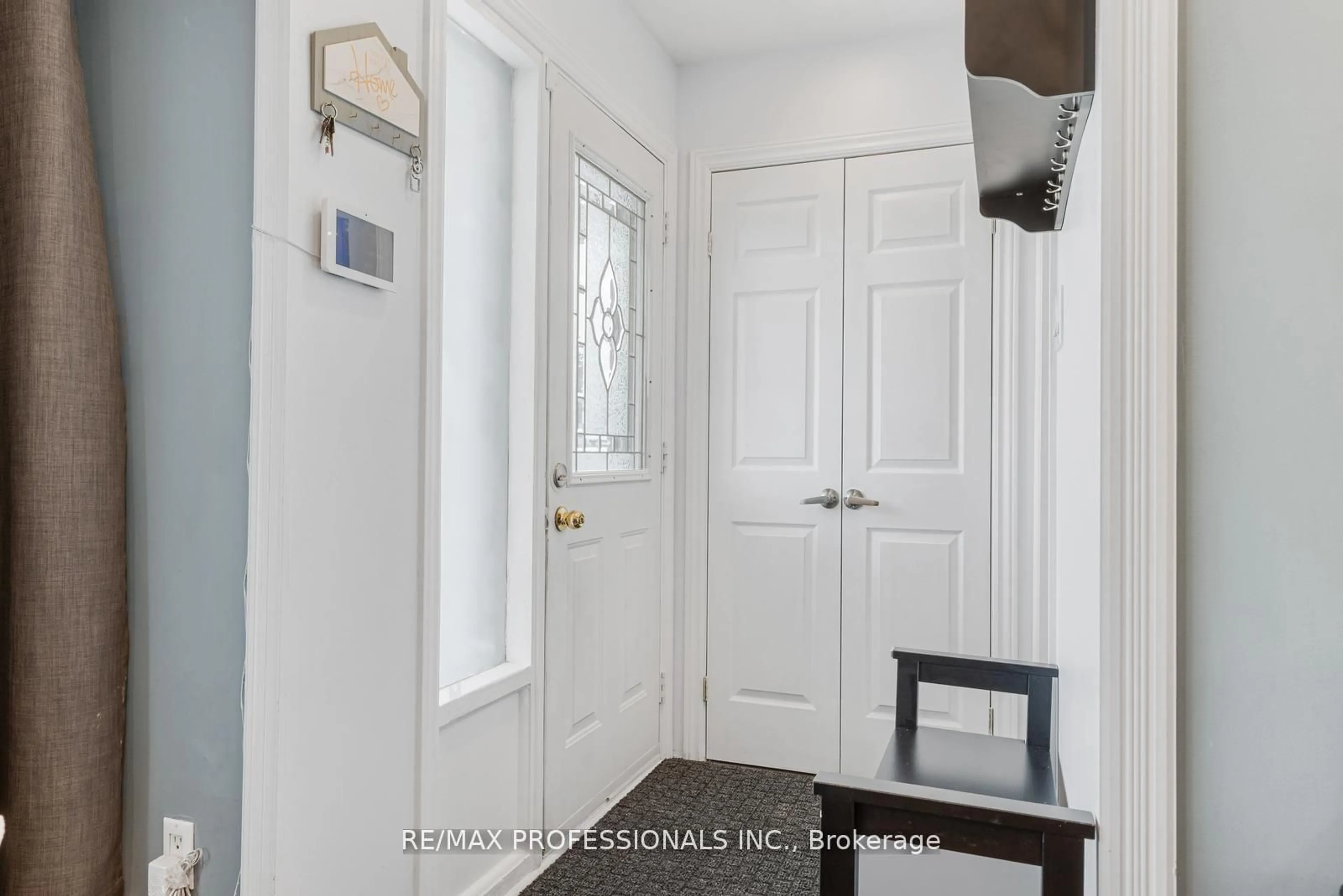 Indoor entryway for 7656 Priory Cres, Mississauga Ontario L4T 3H5