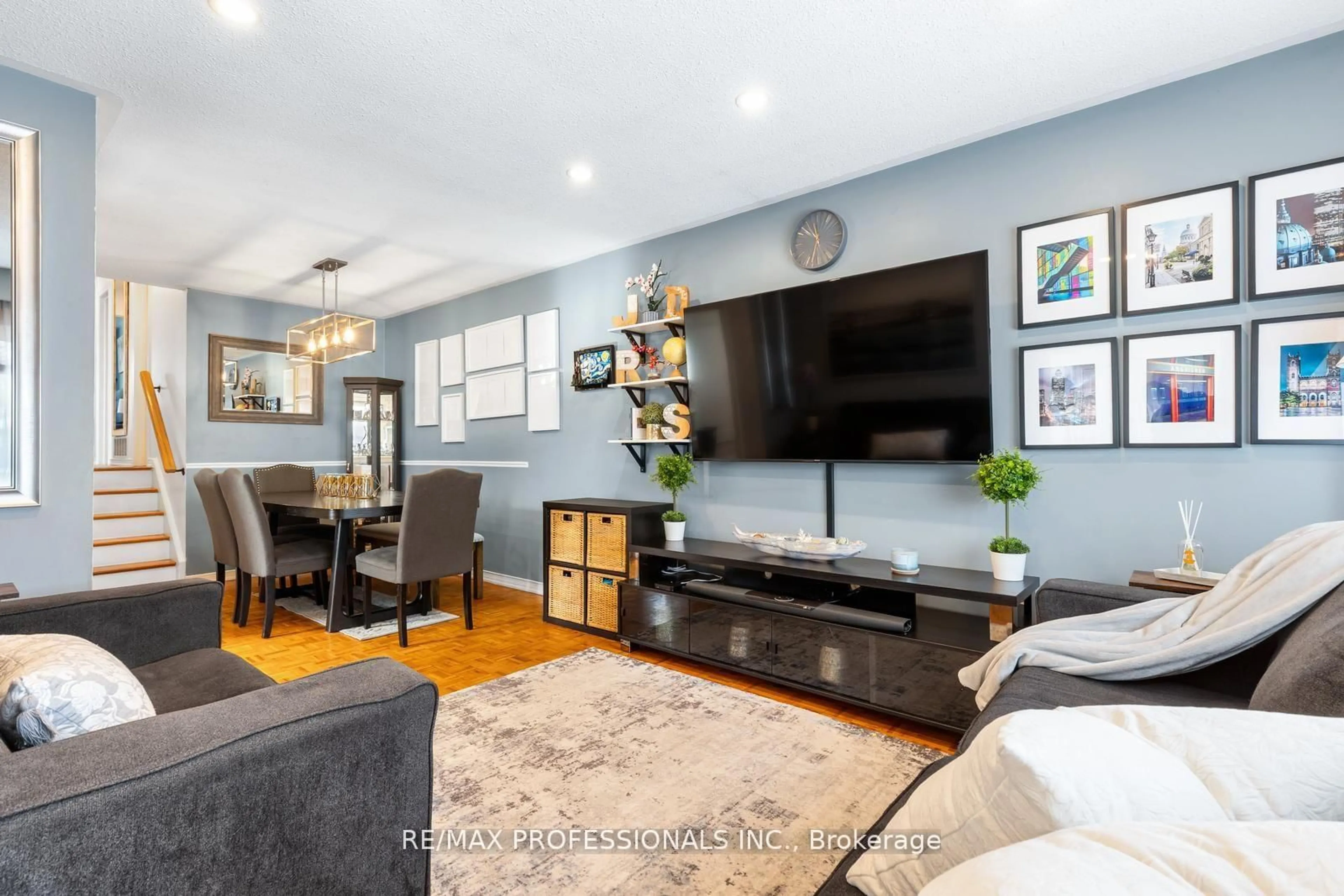 Living room with furniture, unknown for 7656 Priory Cres, Mississauga Ontario L4T 3H5