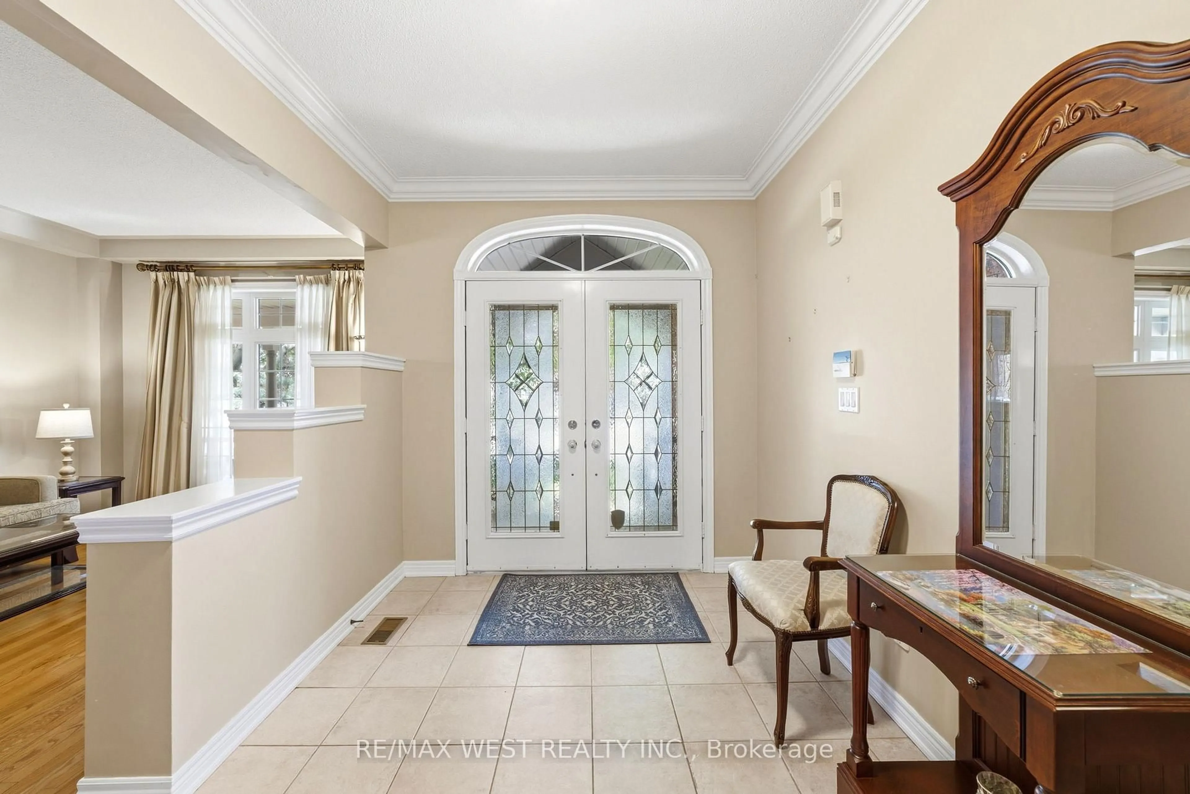 Indoor entryway for 2180 North Ridge Tr, Oakville Ontario L6H 5M3