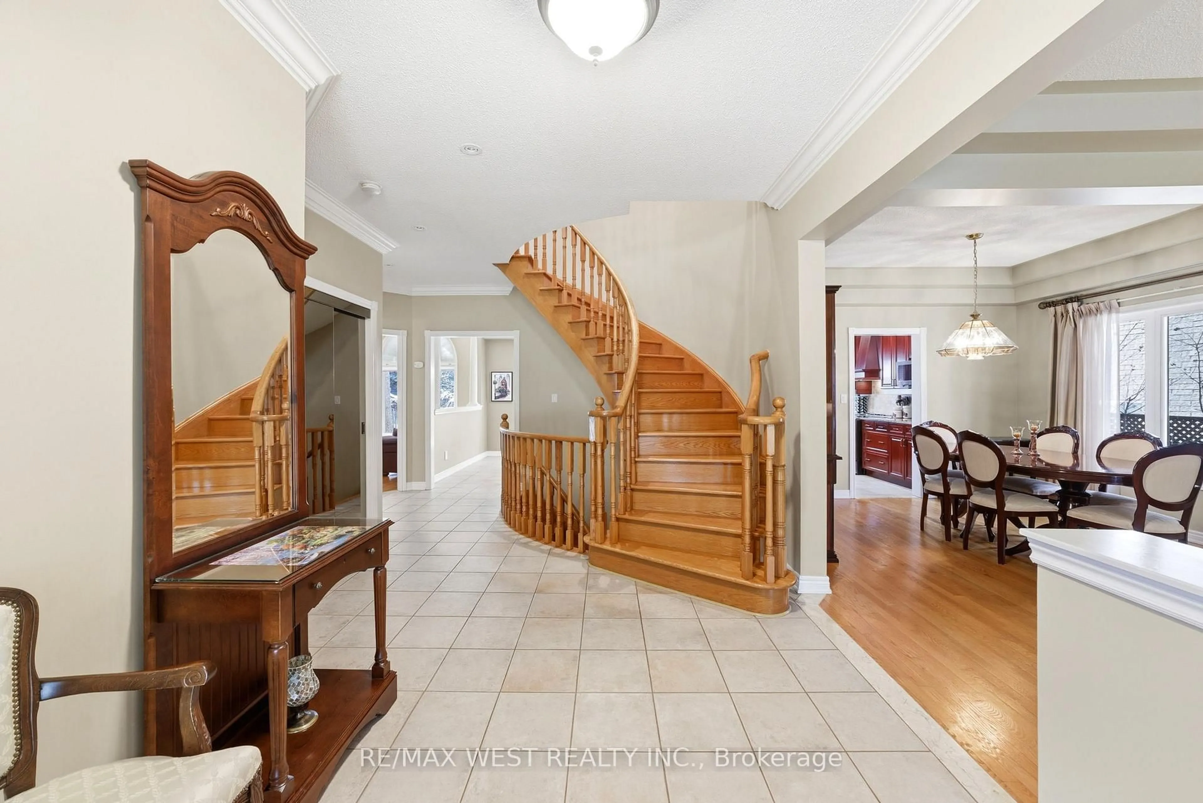 Indoor foyer for 2180 North Ridge Tr, Oakville Ontario L6H 5M3