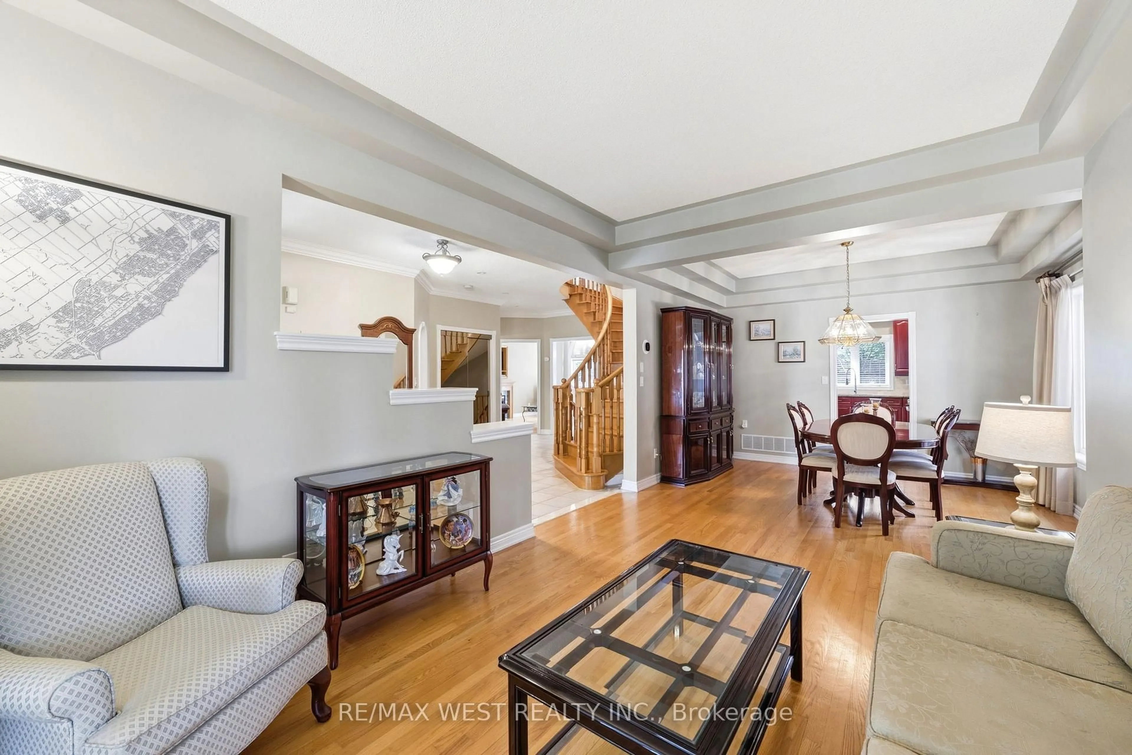Indoor foyer for 2180 North Ridge Tr, Oakville Ontario L6H 5M3