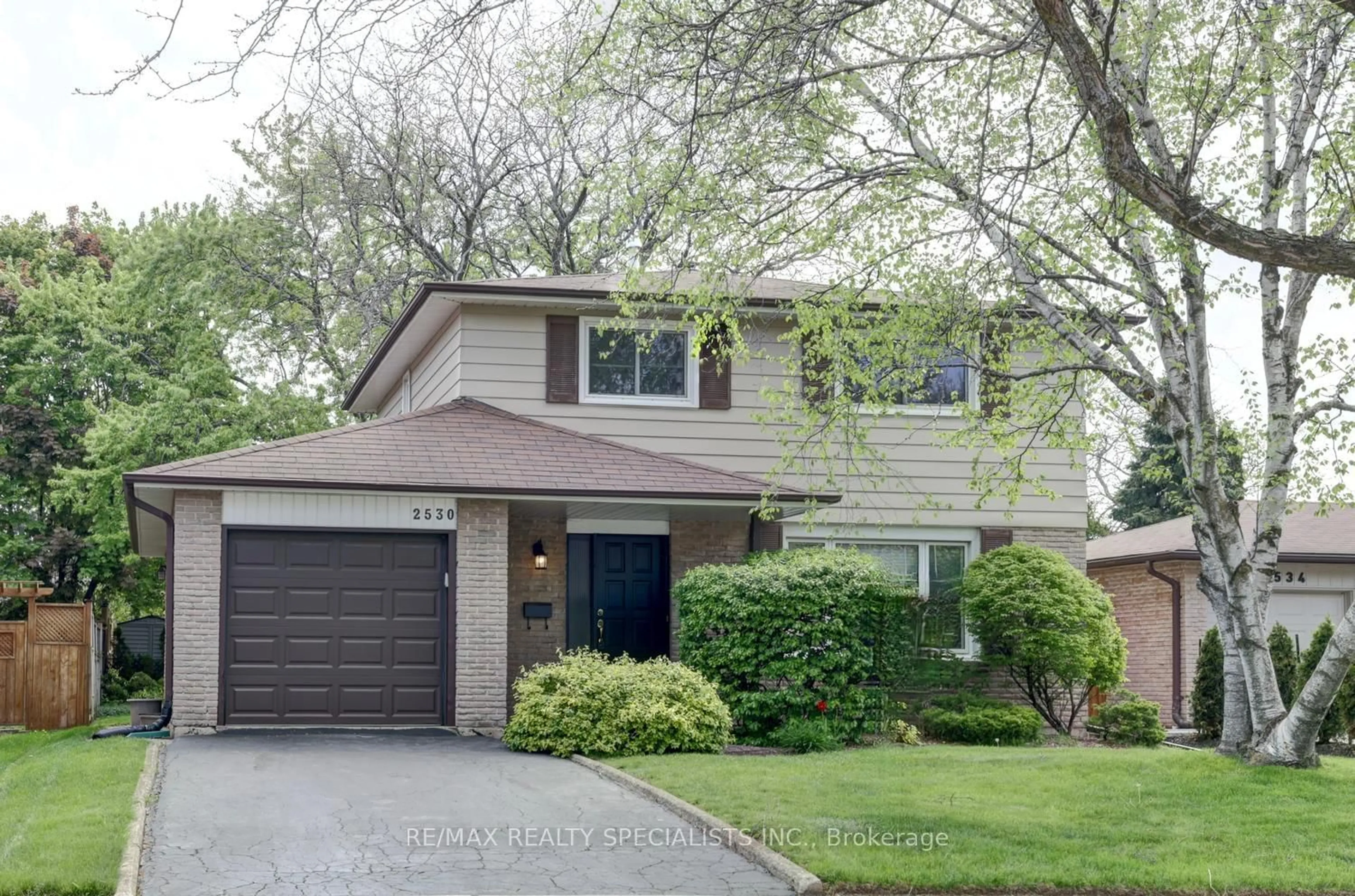 Home with vinyl exterior material, street for 2530 Merrington Cres, Mississauga Ontario L5K 2B9