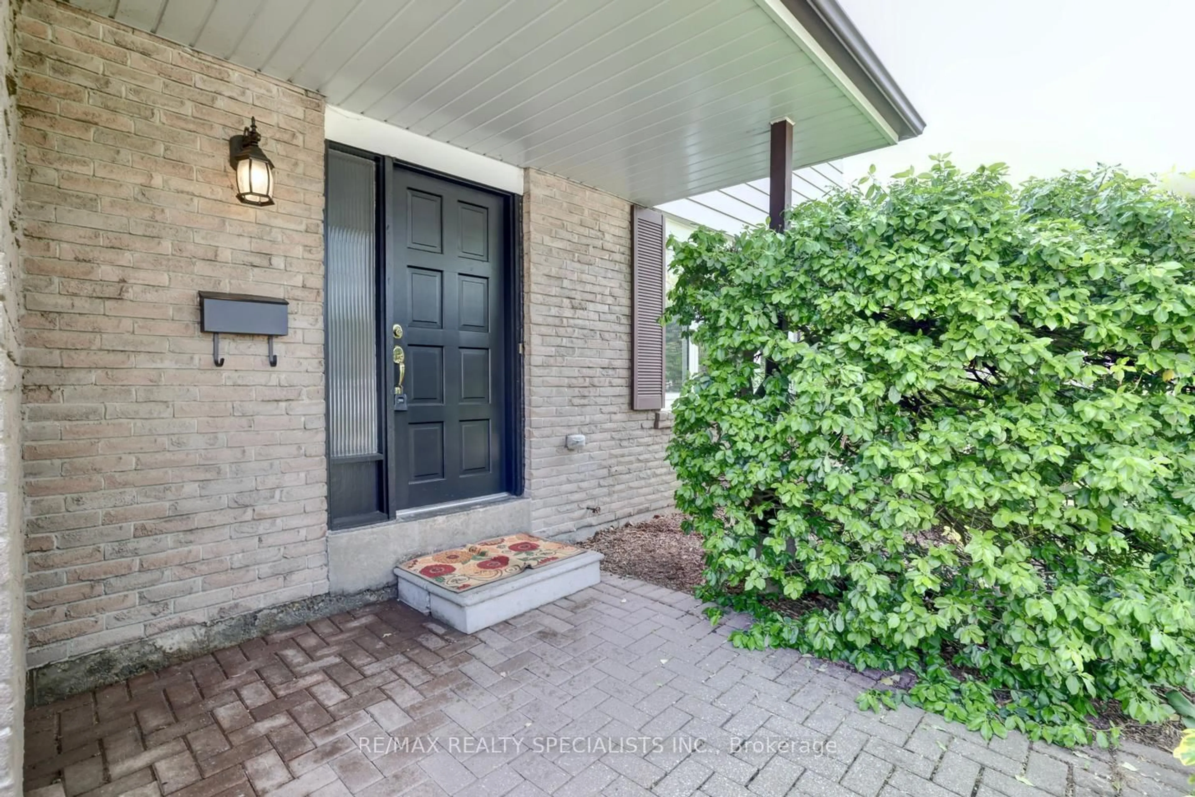 Indoor entryway for 2530 Merrington Cres, Mississauga Ontario L5K 2B9