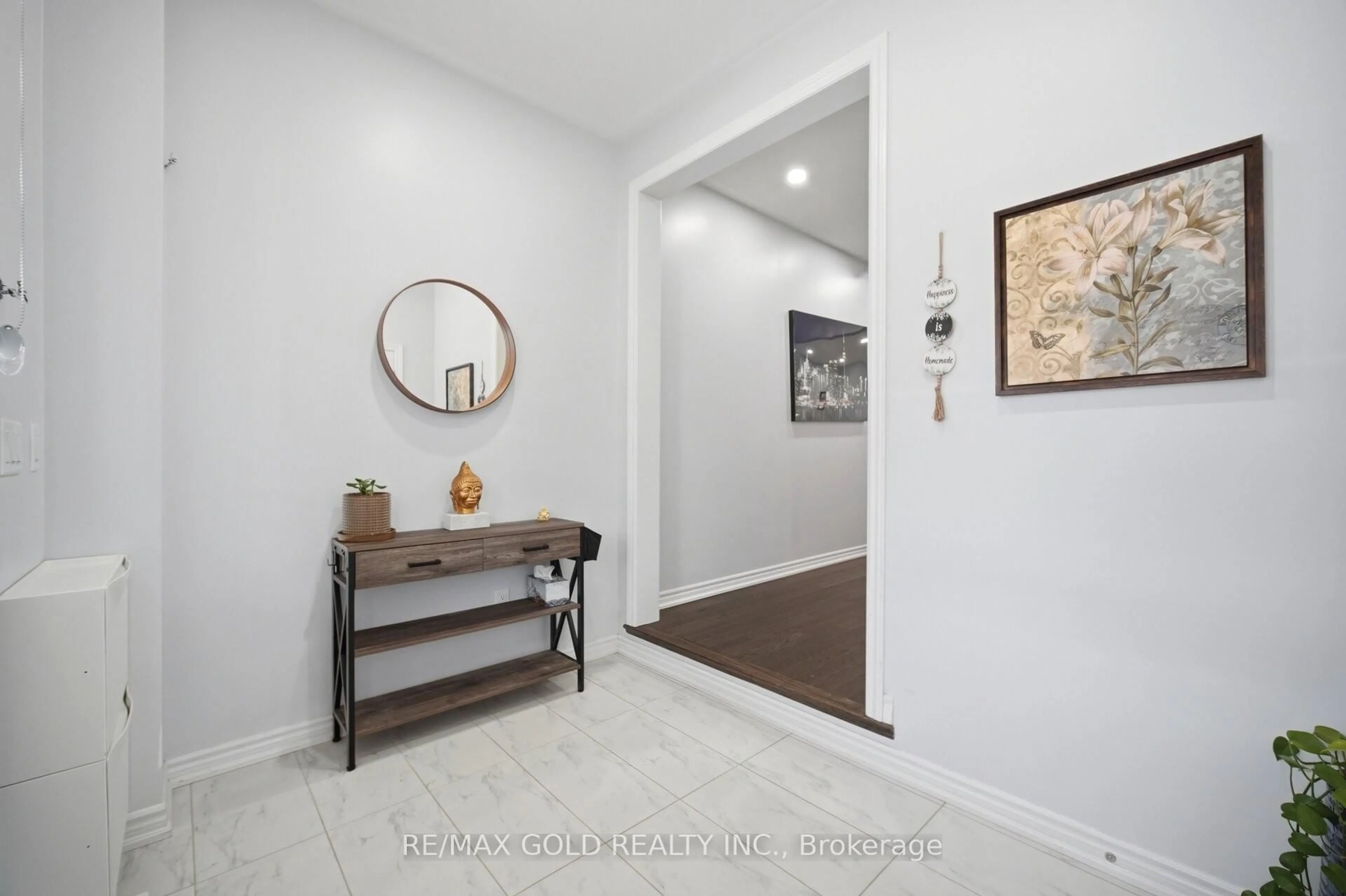 Indoor entryway for 28 Calabria Dr, Caledon Ontario L7C 4L2