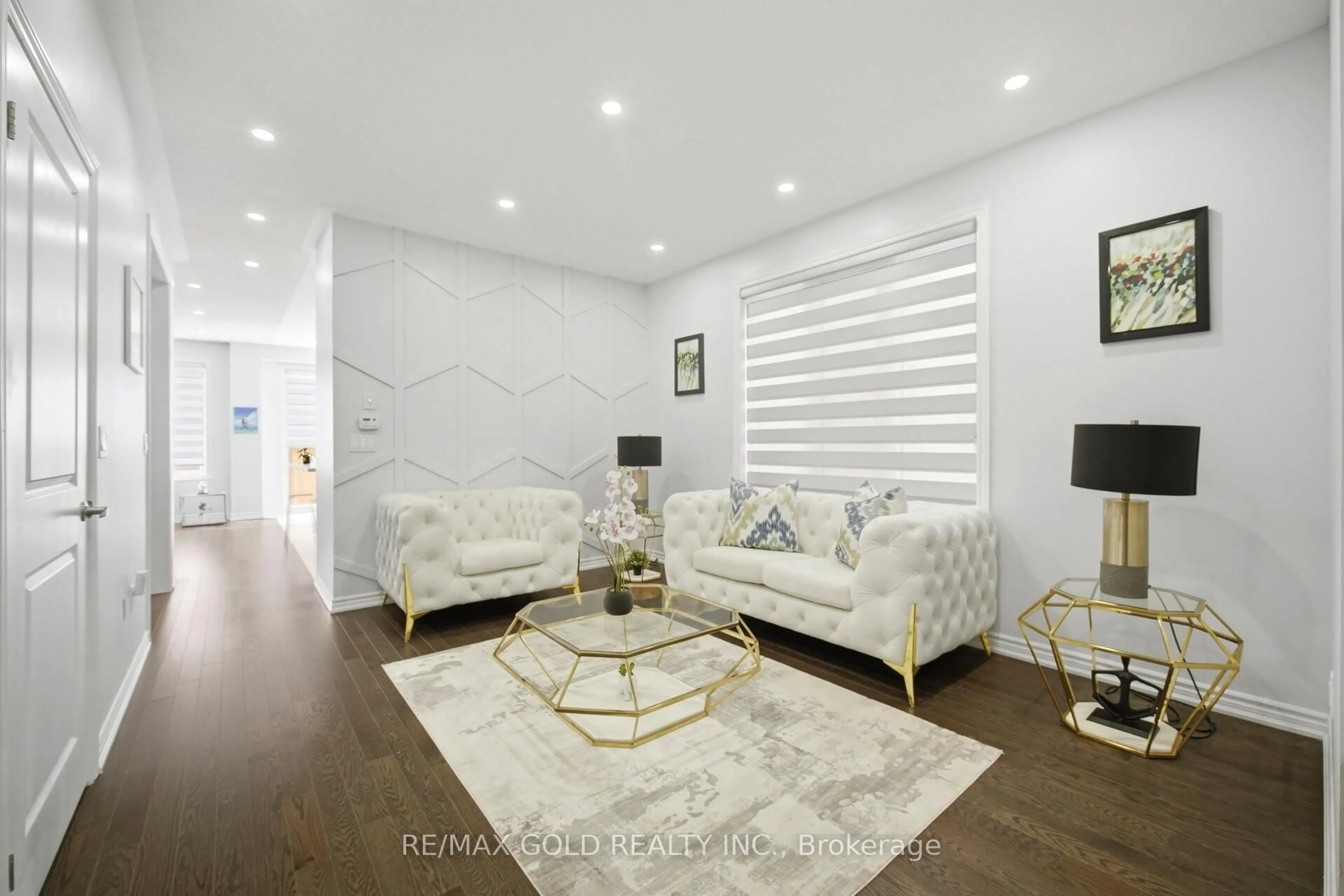 Living room with furniture, unknown for 28 Calabria Dr, Caledon Ontario L7C 4L2