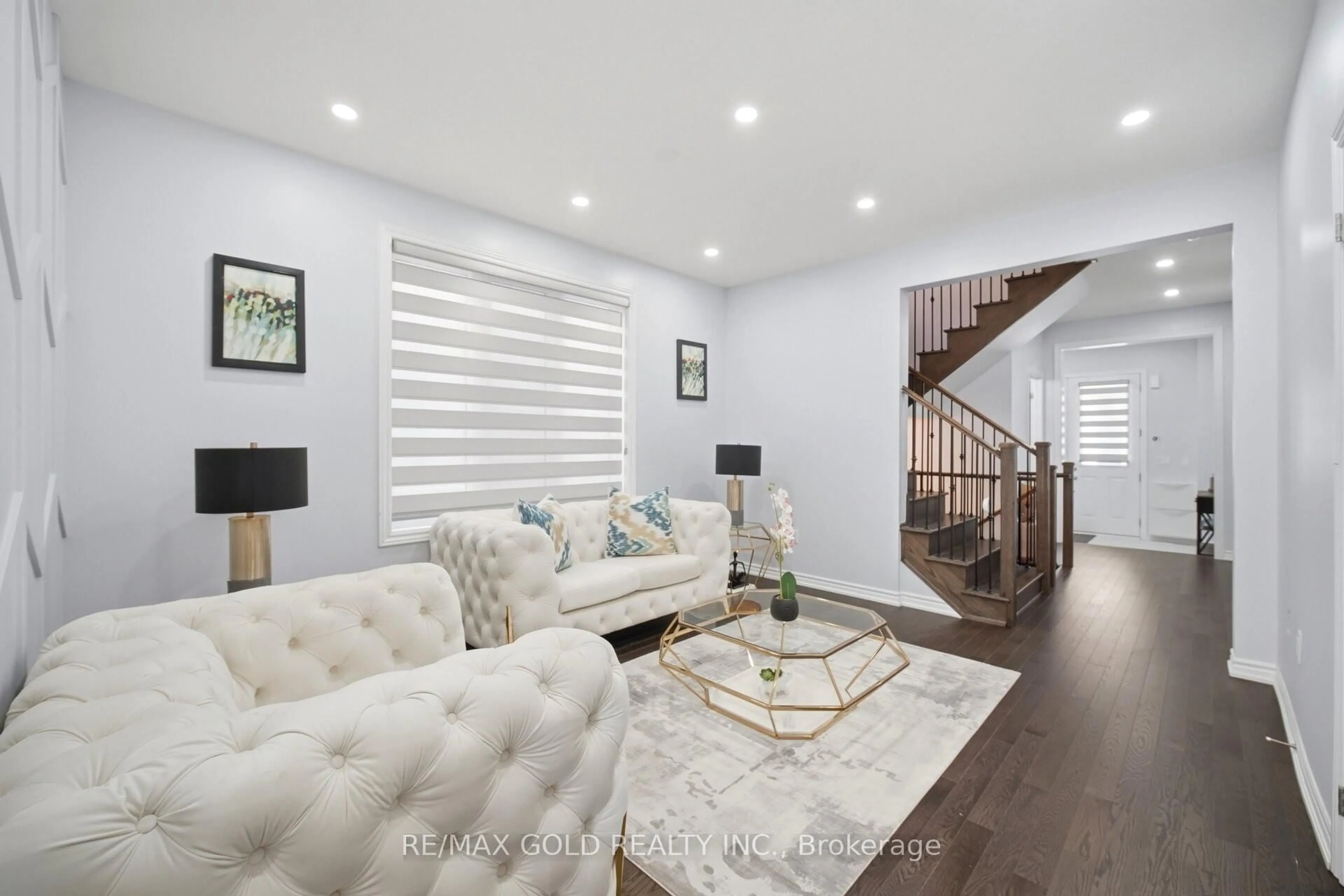 Living room with furniture, unknown for 28 Calabria Dr, Caledon Ontario L7C 4L2