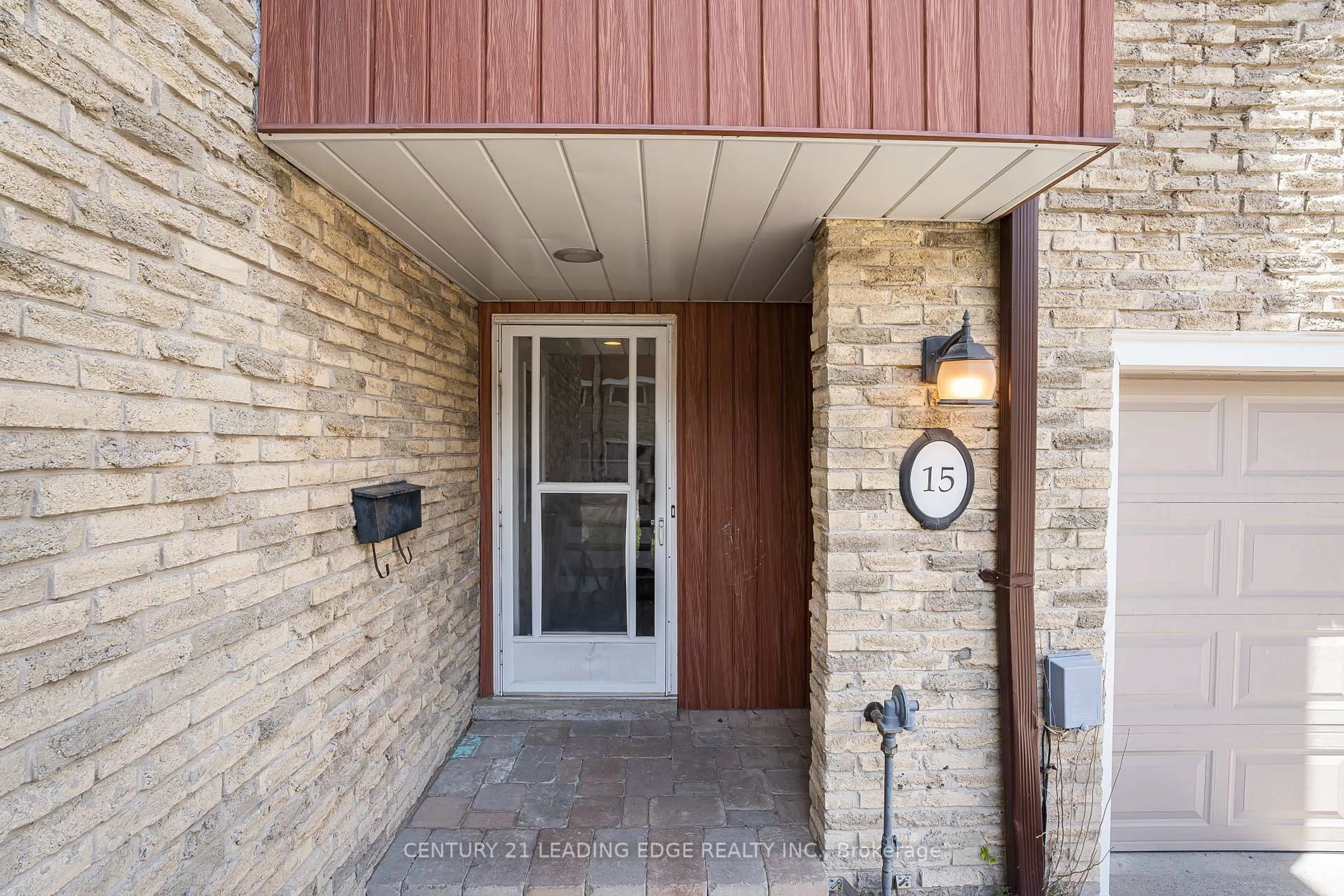 Indoor entryway for 915 Inverhouse Dr #15, Mississauga Ontario L5J 4B2