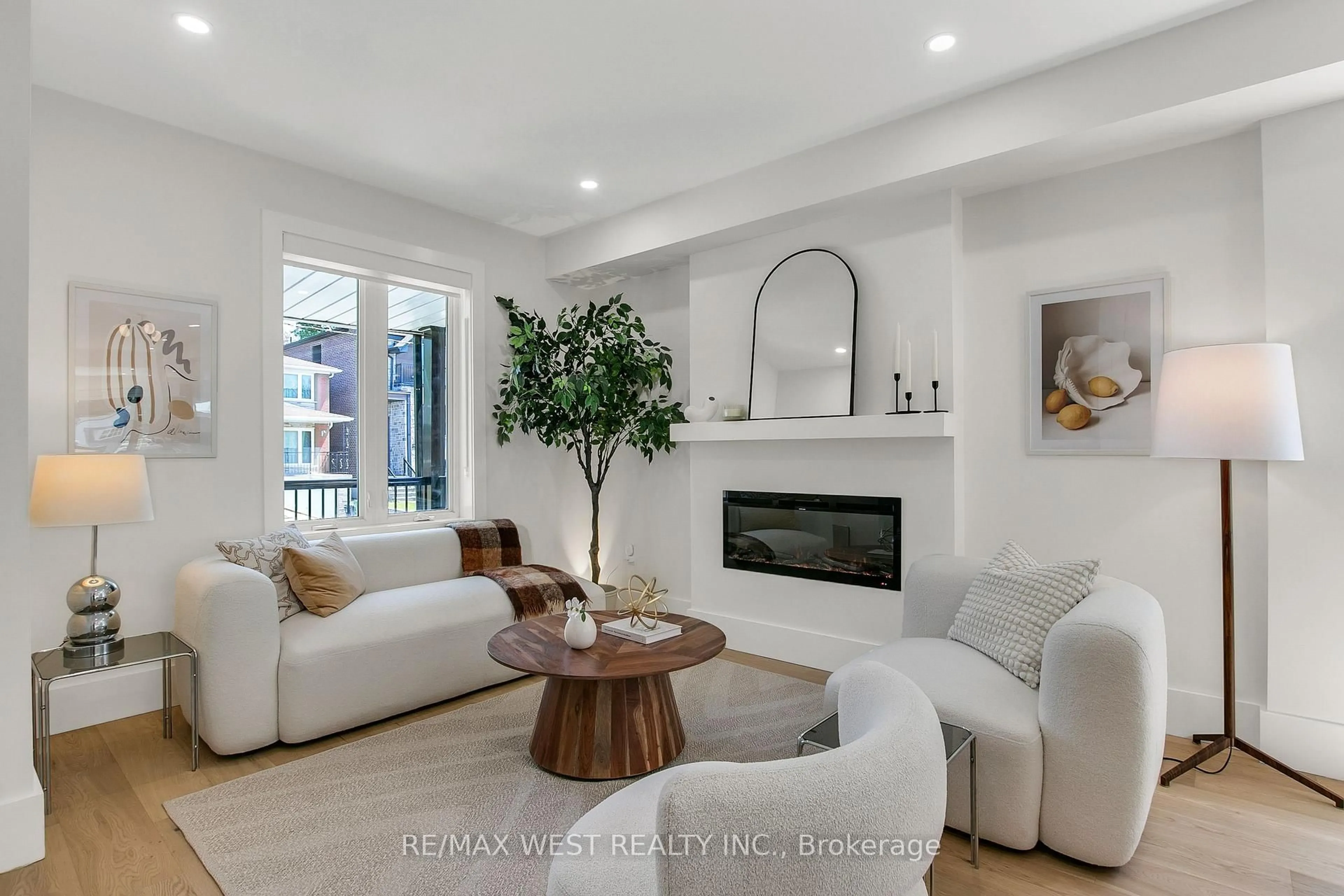 Living room with furniture, unknown for 106 Brookside Ave, Toronto Ontario M6S 4G9