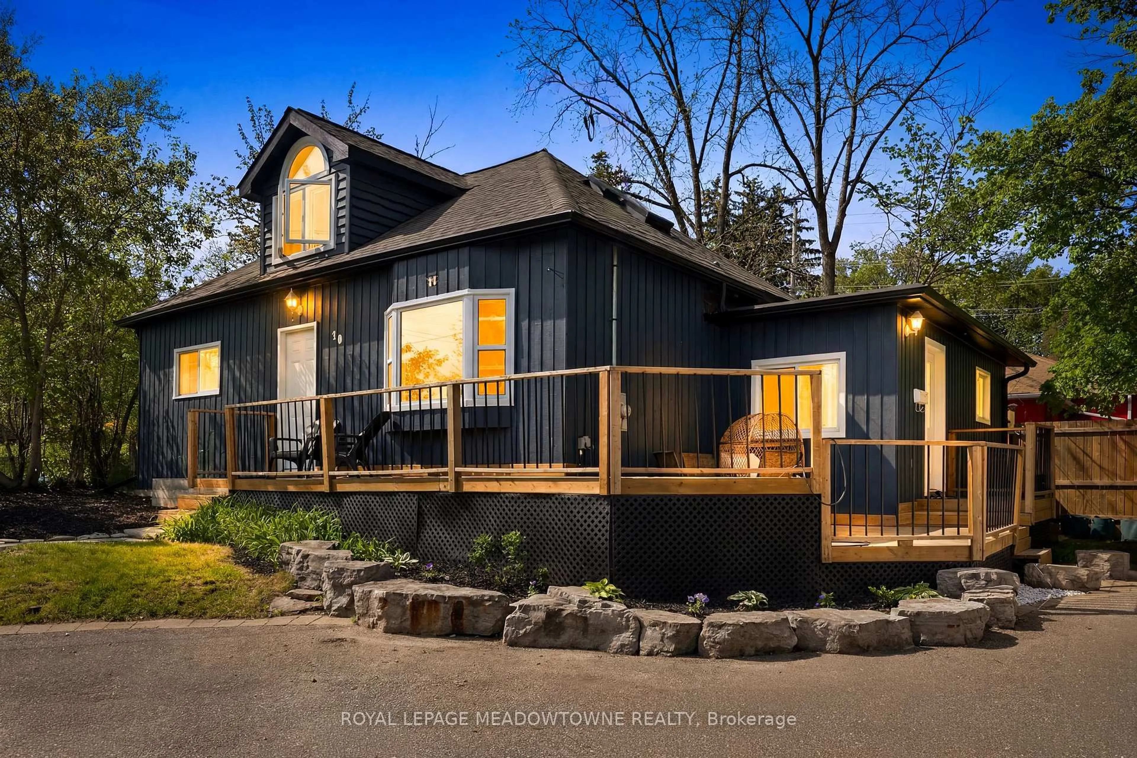 Home with vinyl exterior material, unknown for 10 Back St, Halton Hills Ontario L7G 3Y6