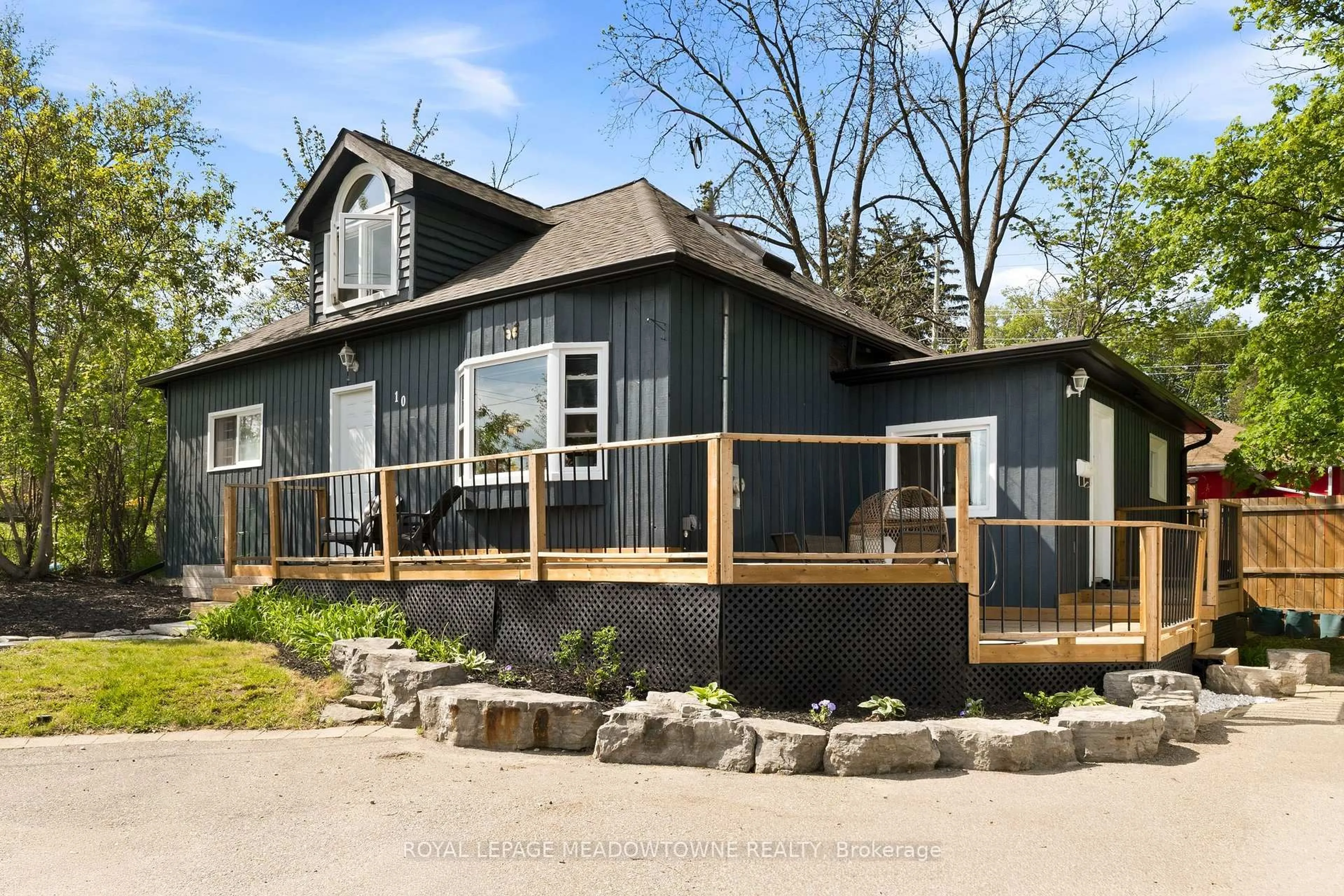 Home with vinyl exterior material, unknown for 10 Back St, Halton Hills Ontario L7G 3Y6