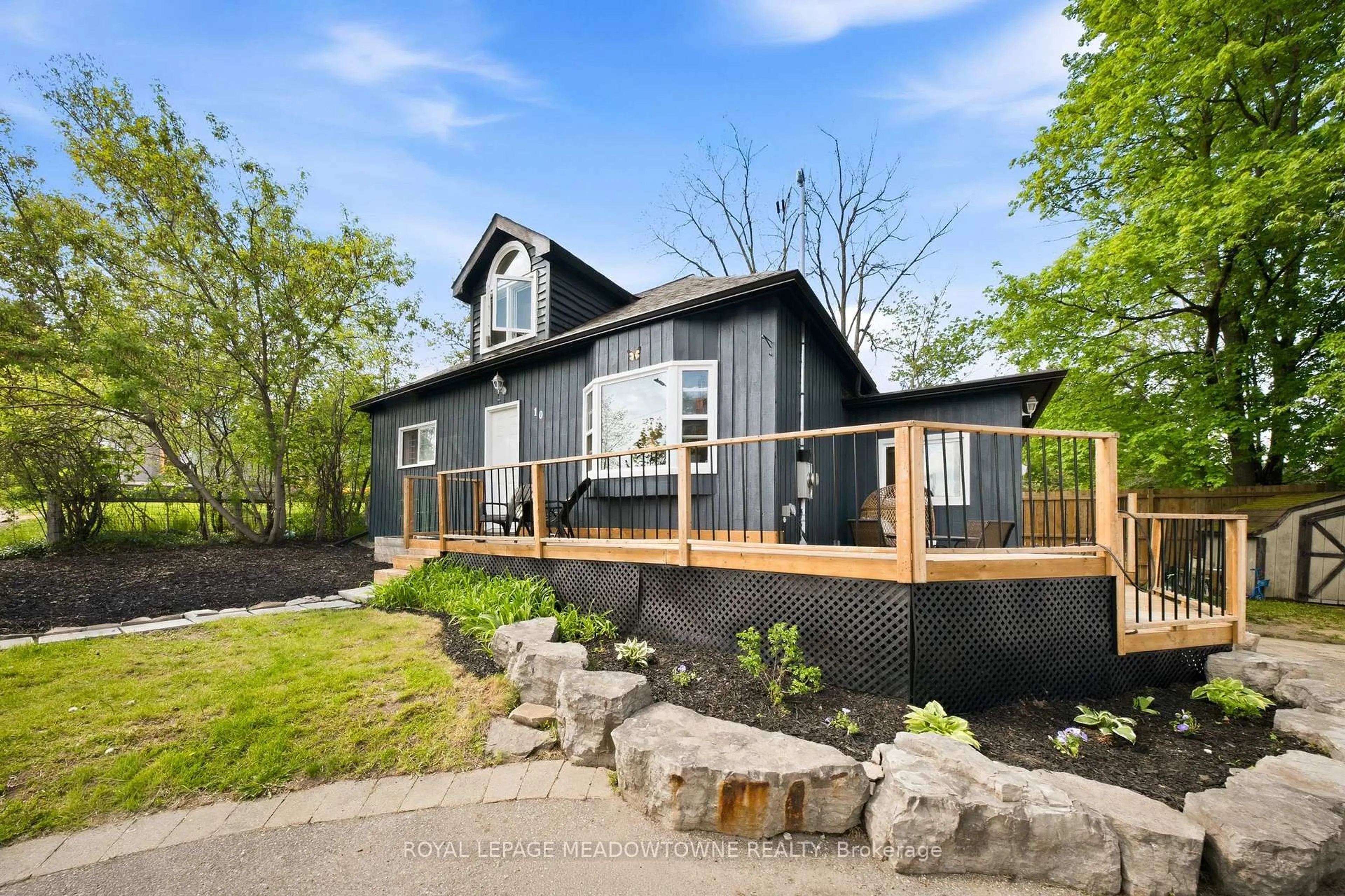 Home with vinyl exterior material, unknown for 10 Back St, Halton Hills Ontario L7G 3Y6