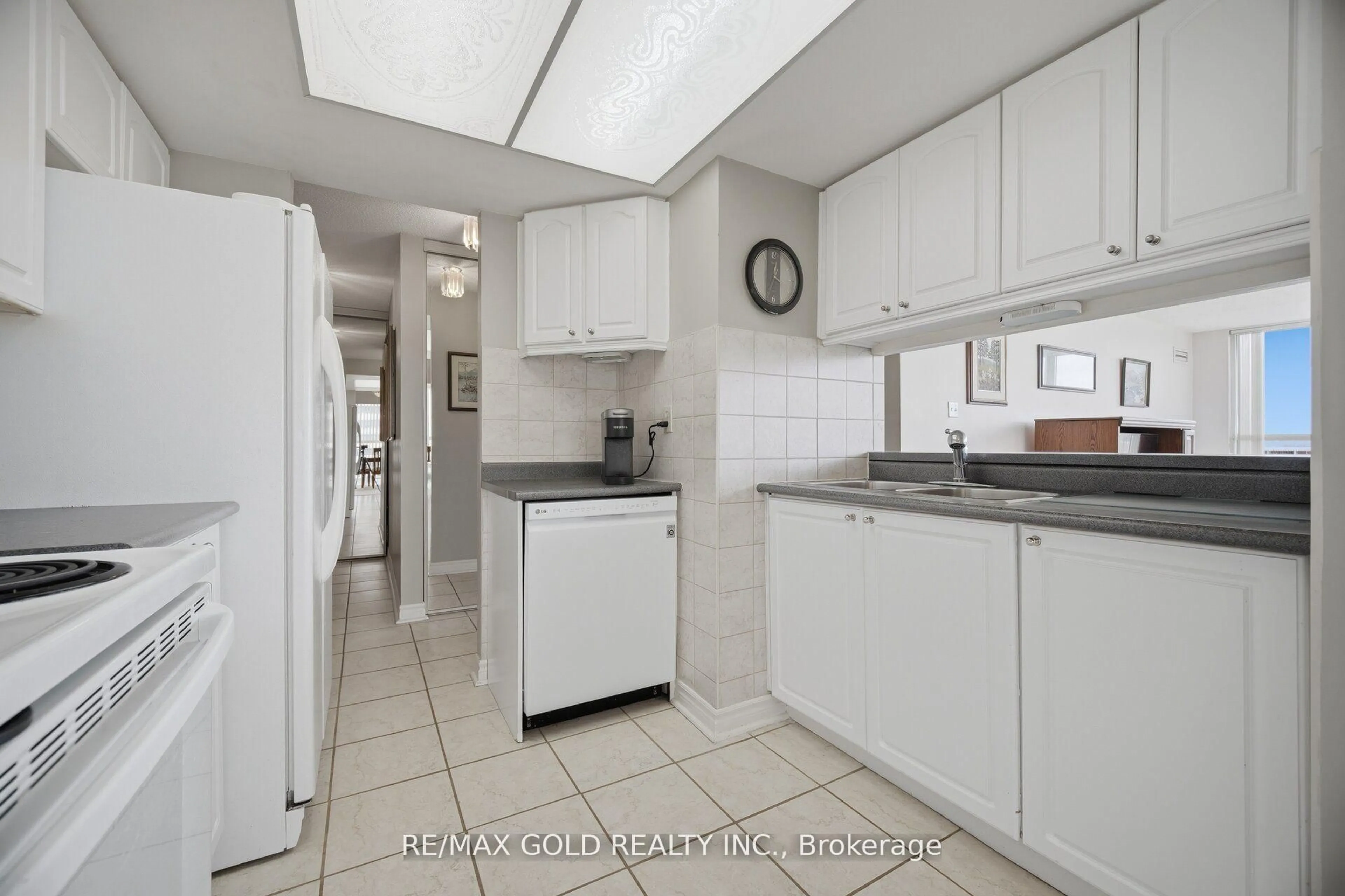Standard kitchen, ceramic/tile floor for 2091 Hurontario St #908, Mississauga Ontario L5A 4E6