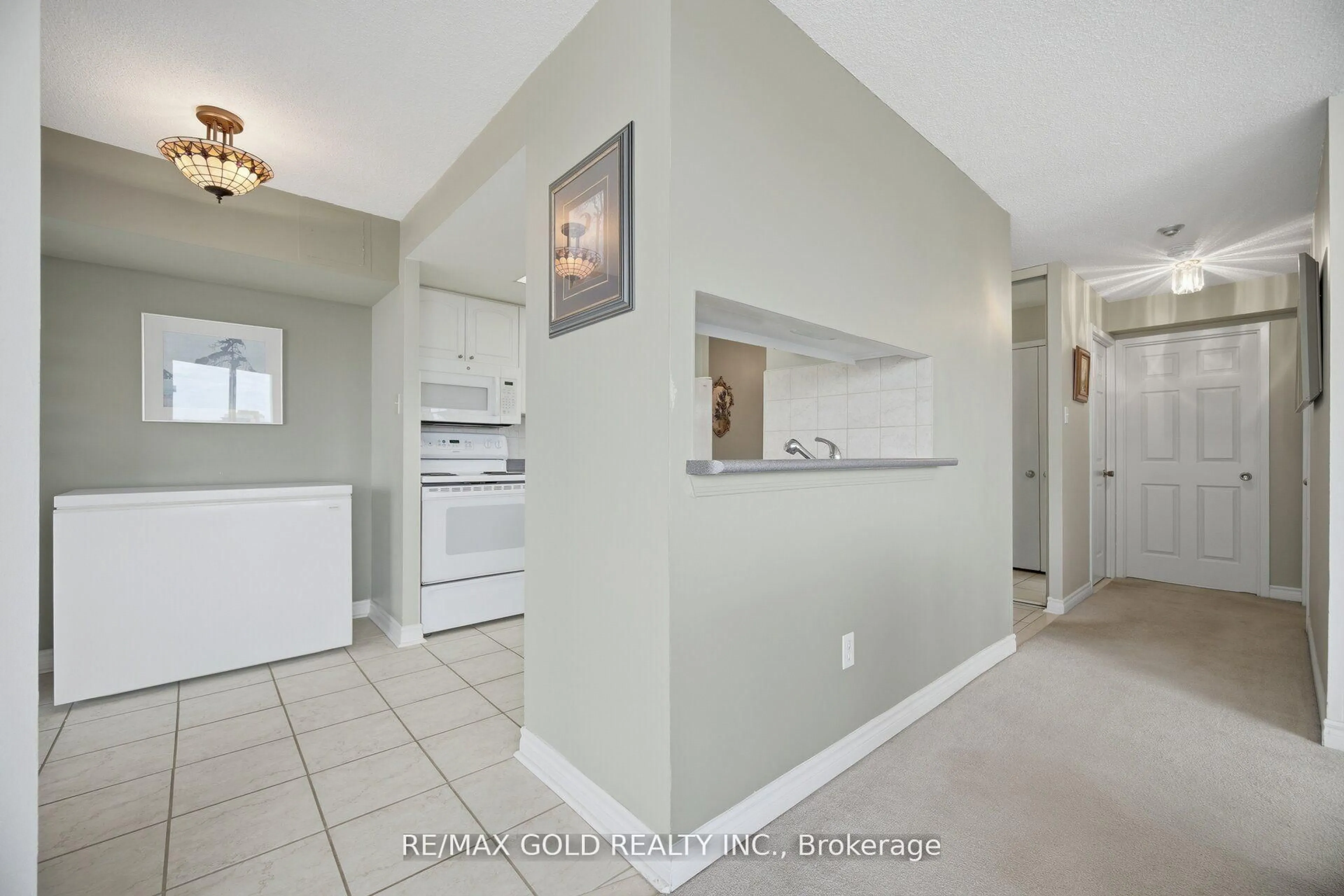 Open concept kitchen, ceramic/tile floor for 2091 Hurontario St #908, Mississauga Ontario L5A 4E6