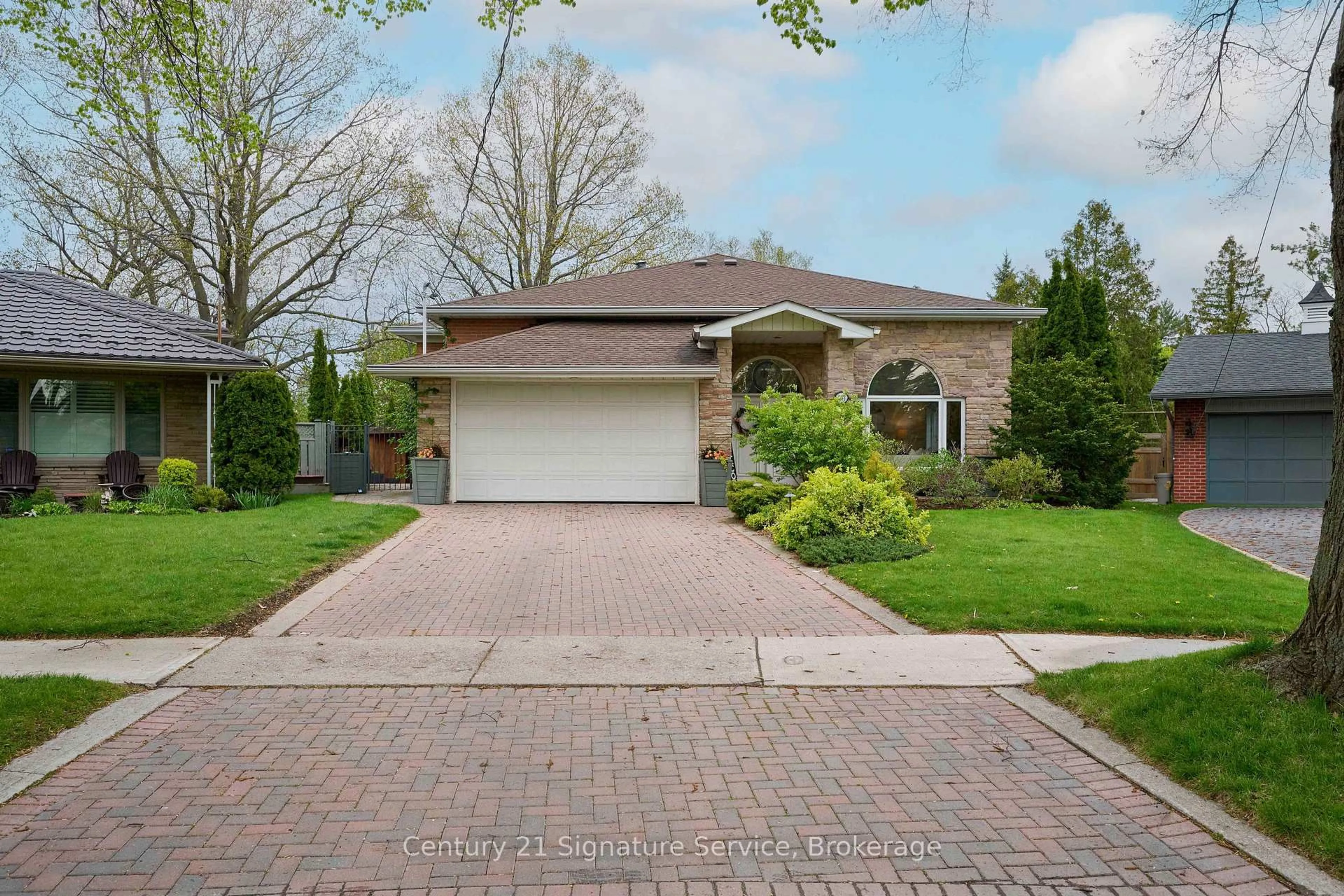 Home with brick exterior material, street for 2173 Greenhurst Ave, Mississauga Ontario L4X 1J5