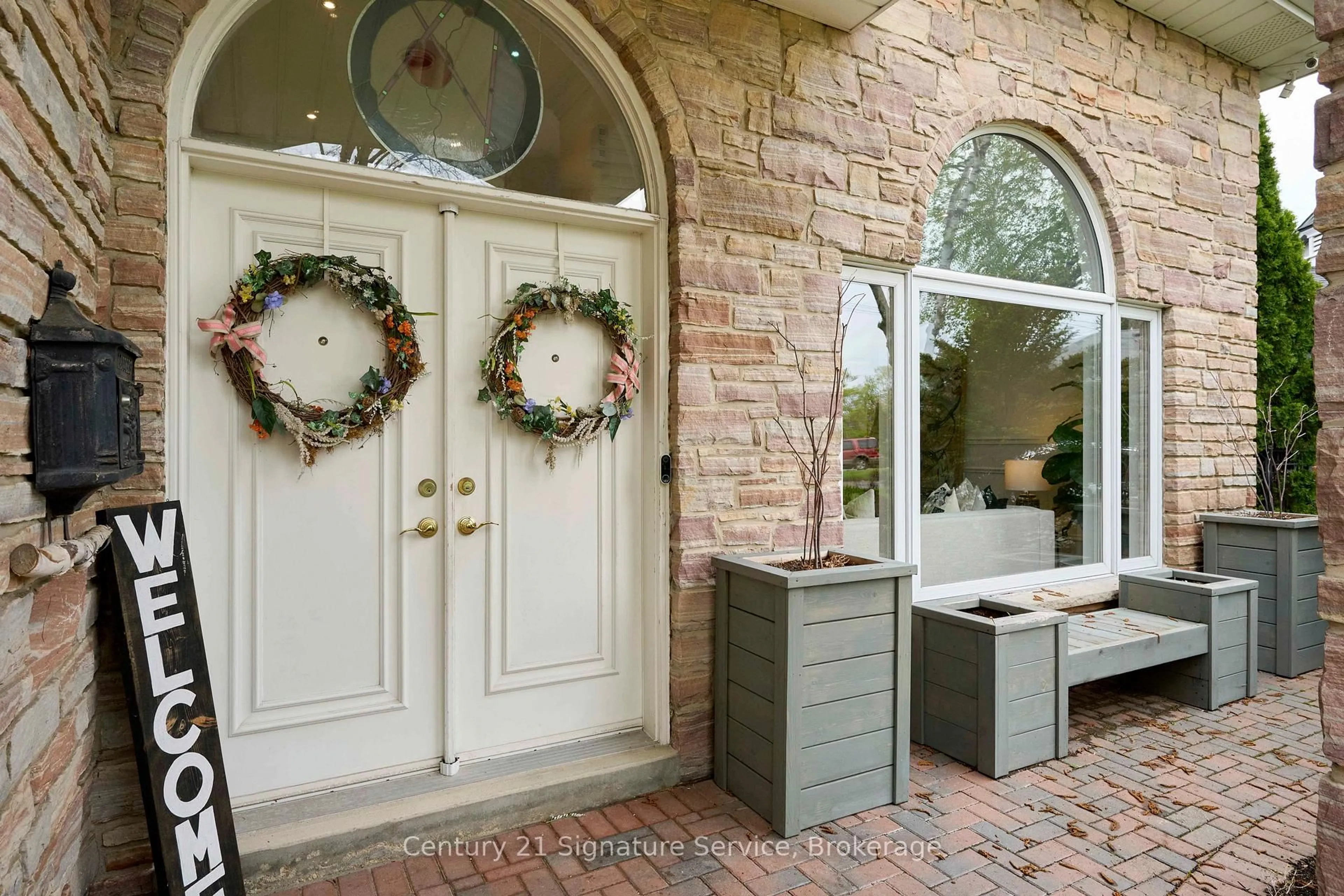 Indoor entryway for 2173 Greenhurst Ave, Mississauga Ontario L4X 1J5