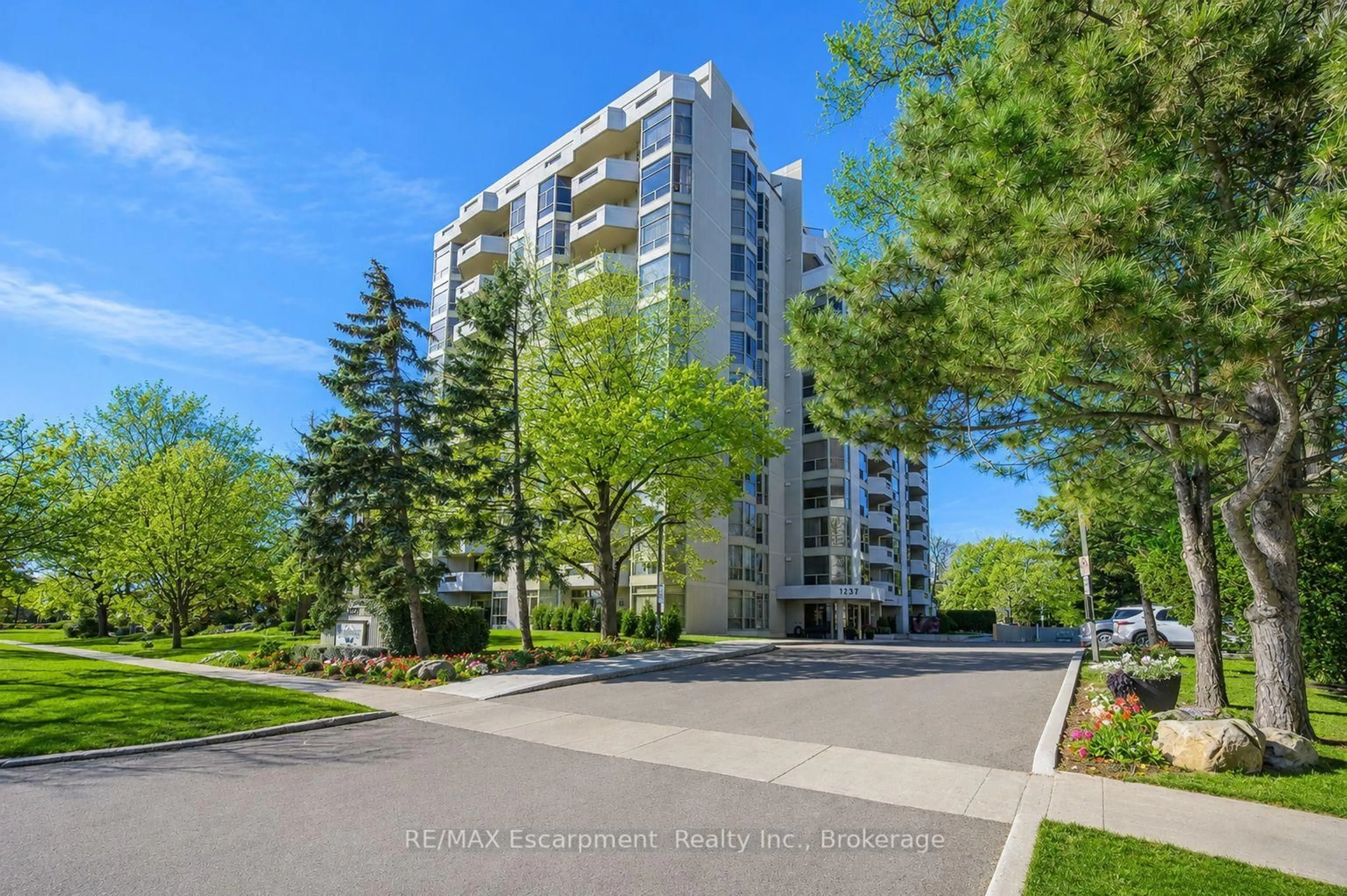 A pic from outside/outdoor area/front of a property/back of a property/a pic from drone, unknown for 1237 North Shore Blvd #301, Burlington Ontario L7S 2H8