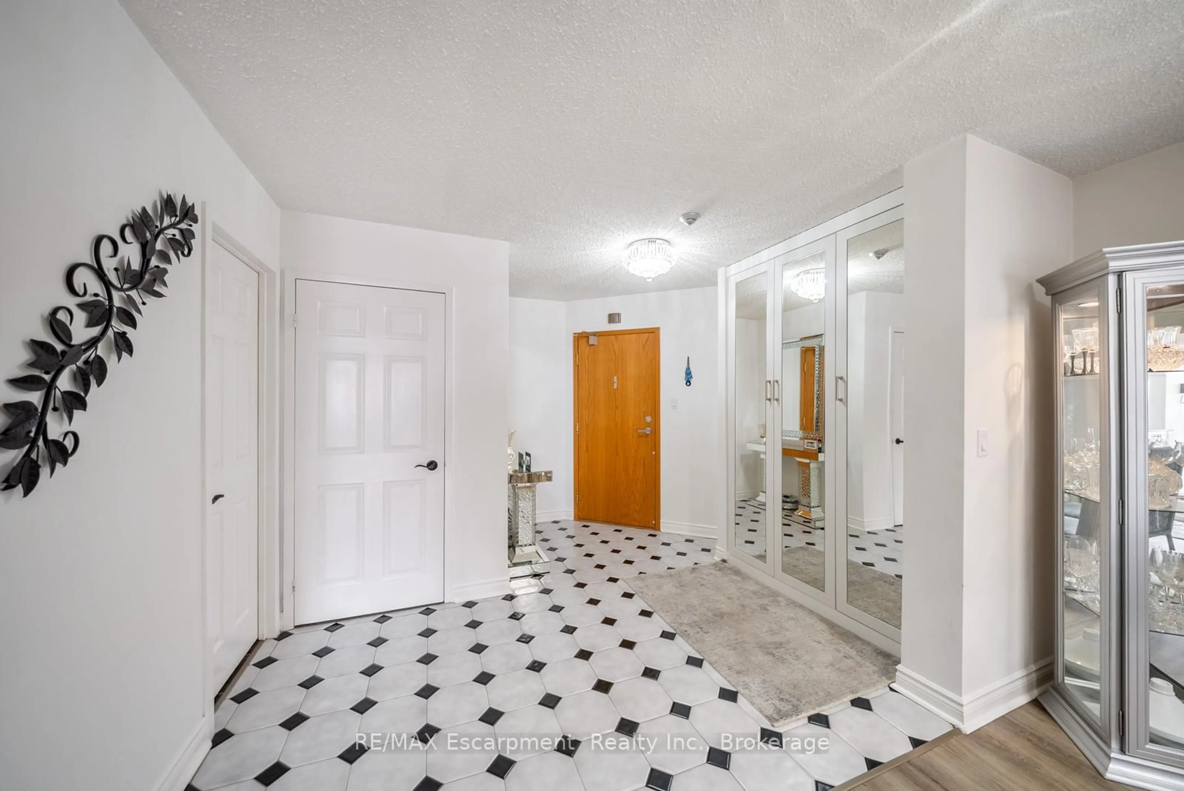 Indoor foyer for 1237 North Shore Blvd #301, Burlington Ontario L7S 2H8