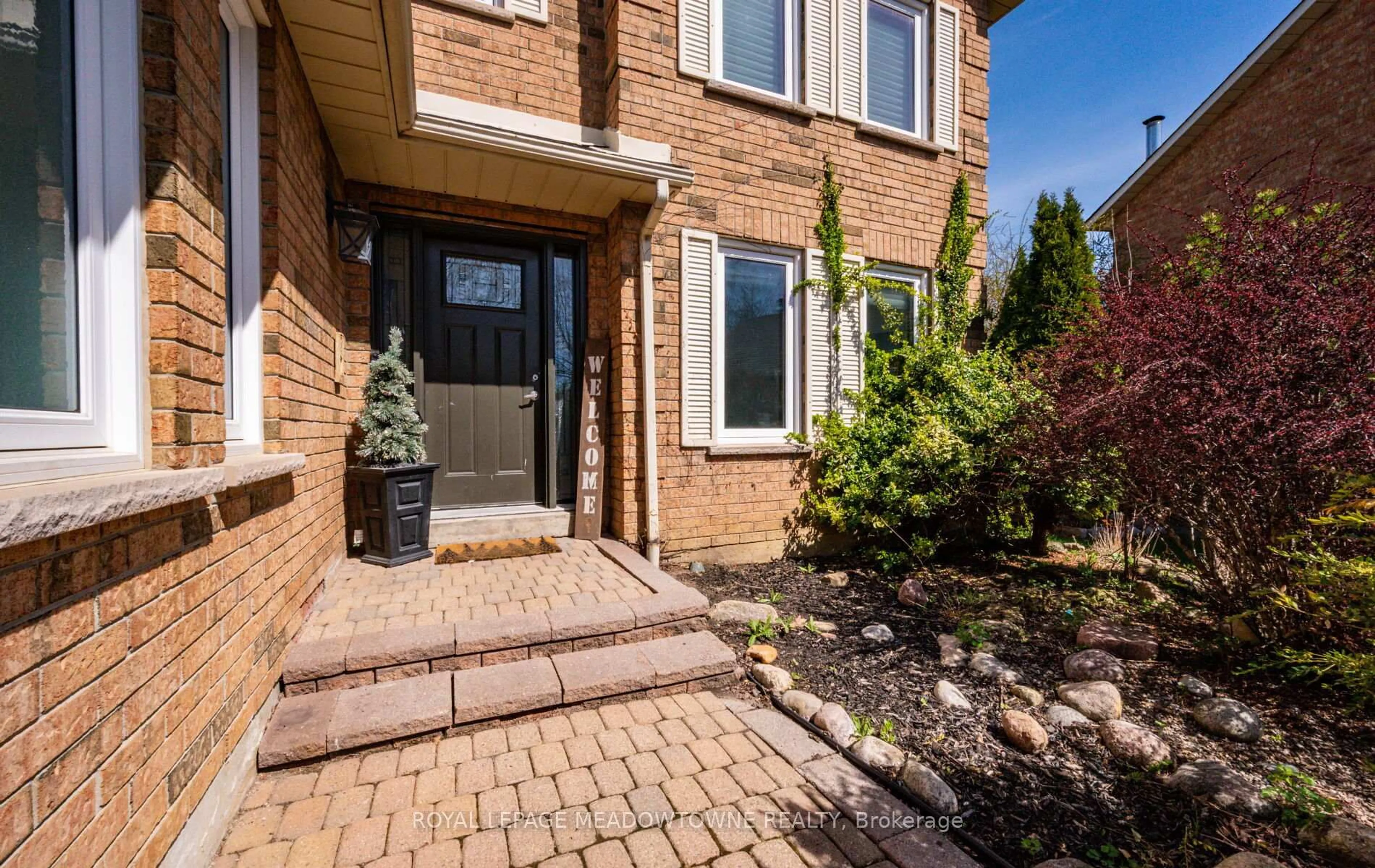 Home with brick exterior material, street for 16 Cox Cres, Brampton Ontario L6X 3H1