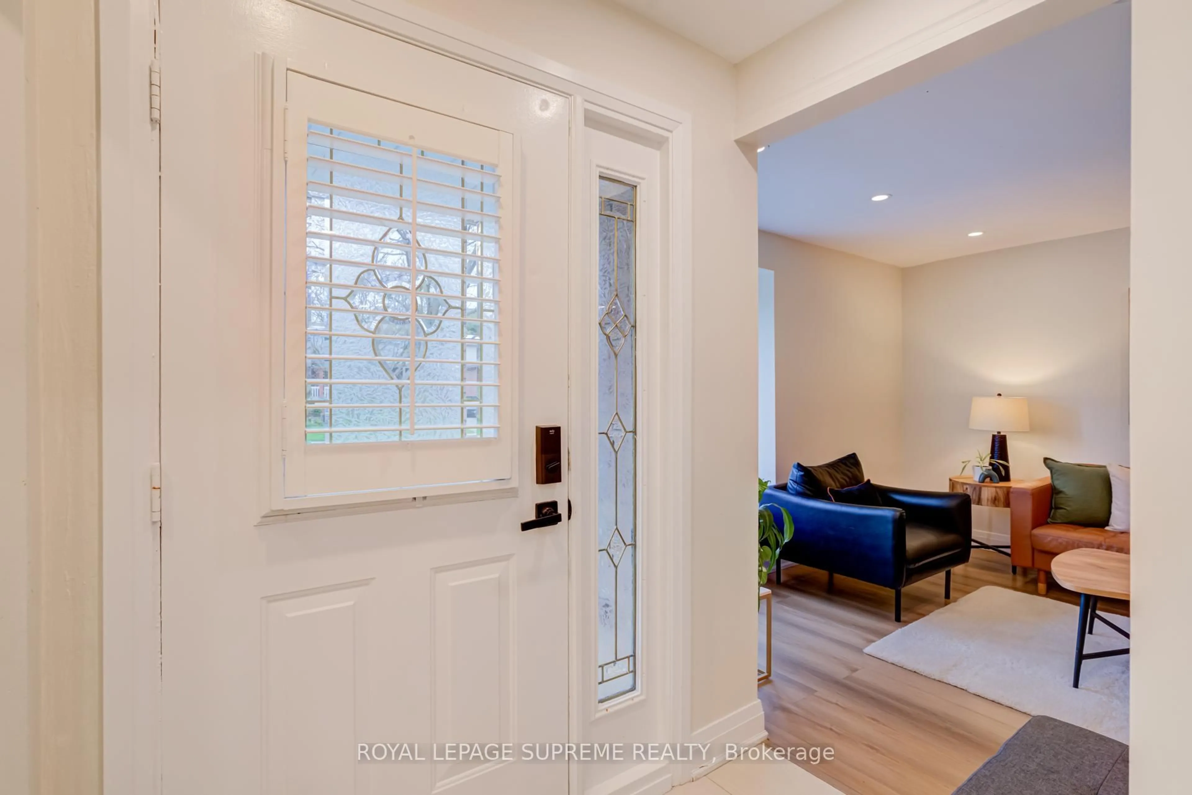 Indoor entryway for 143 Voltarie Cres, Mississauga Ontario L5A 2A5