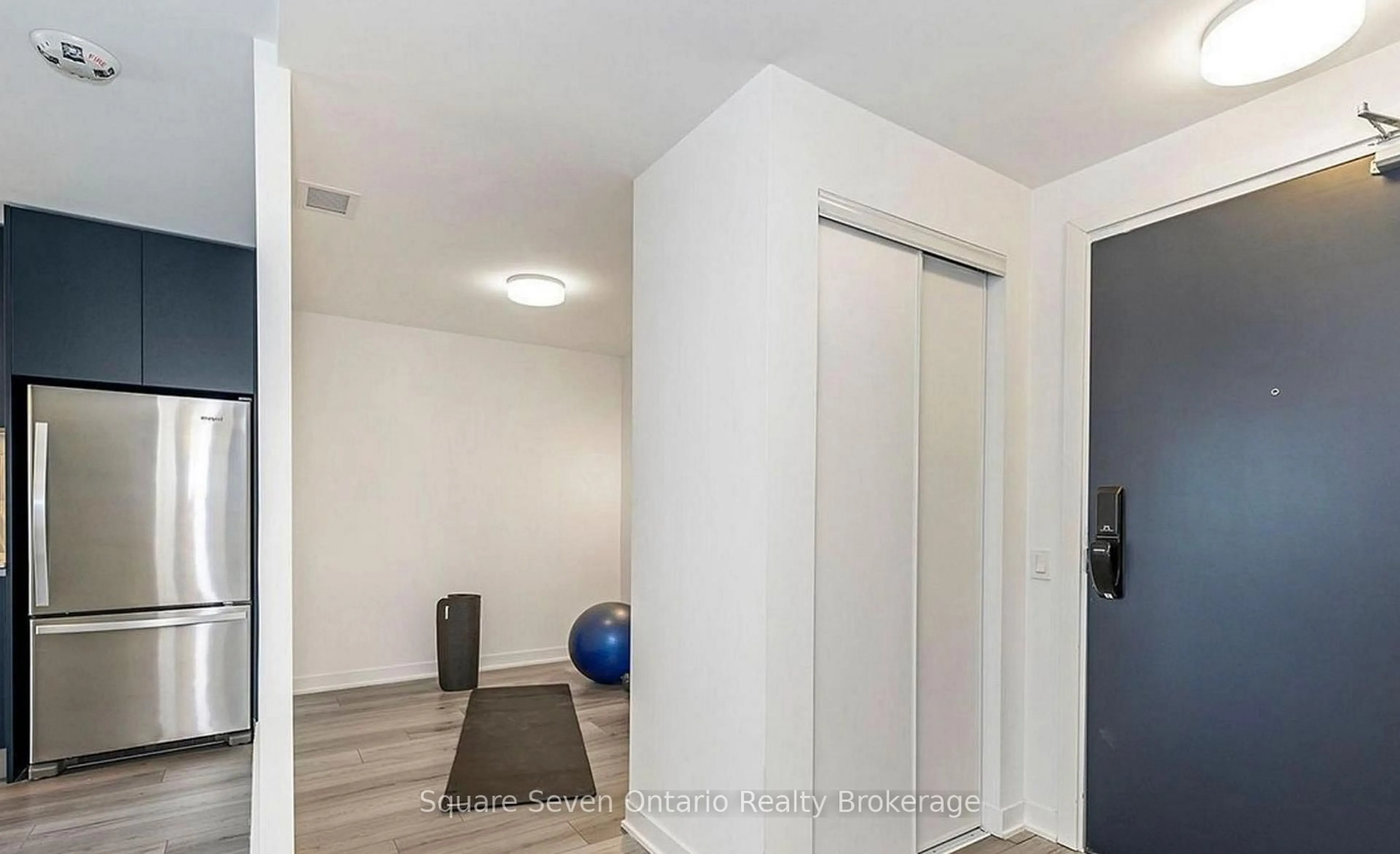 Indoor entryway for 395 Dundas St #820, Oakville Ontario L6M 4M2